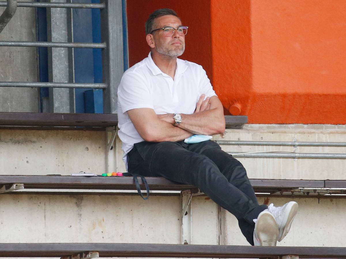 Uwe Kamps, Torwarttrainer von Borussia Mönchengladbach, beobachtet am 21. August 2021 im Rheydter Grenzlandstadion das Regionalliga-Spiel zwischen Borussias U23 und Preußen Münster. Kamps sitzt auf der Tribüne und schaut nach vorne.