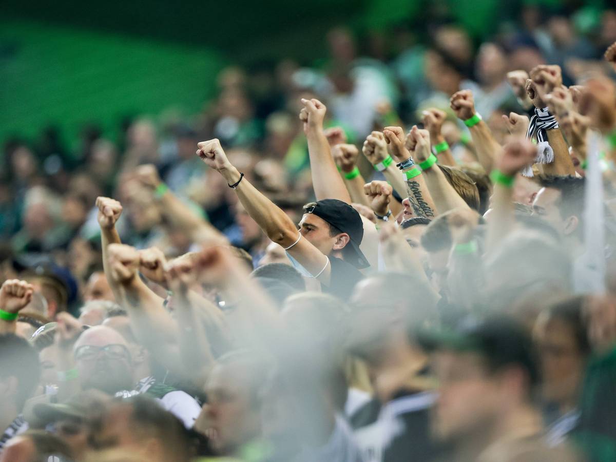 Fans von Borussia Mönchengladbach beim Bundesliga-Duell am 12. September 2021 gegen Arminia Bielefeld im Borussia-Park. Zahlreiche Fans strecken ihre Arme nach oben.