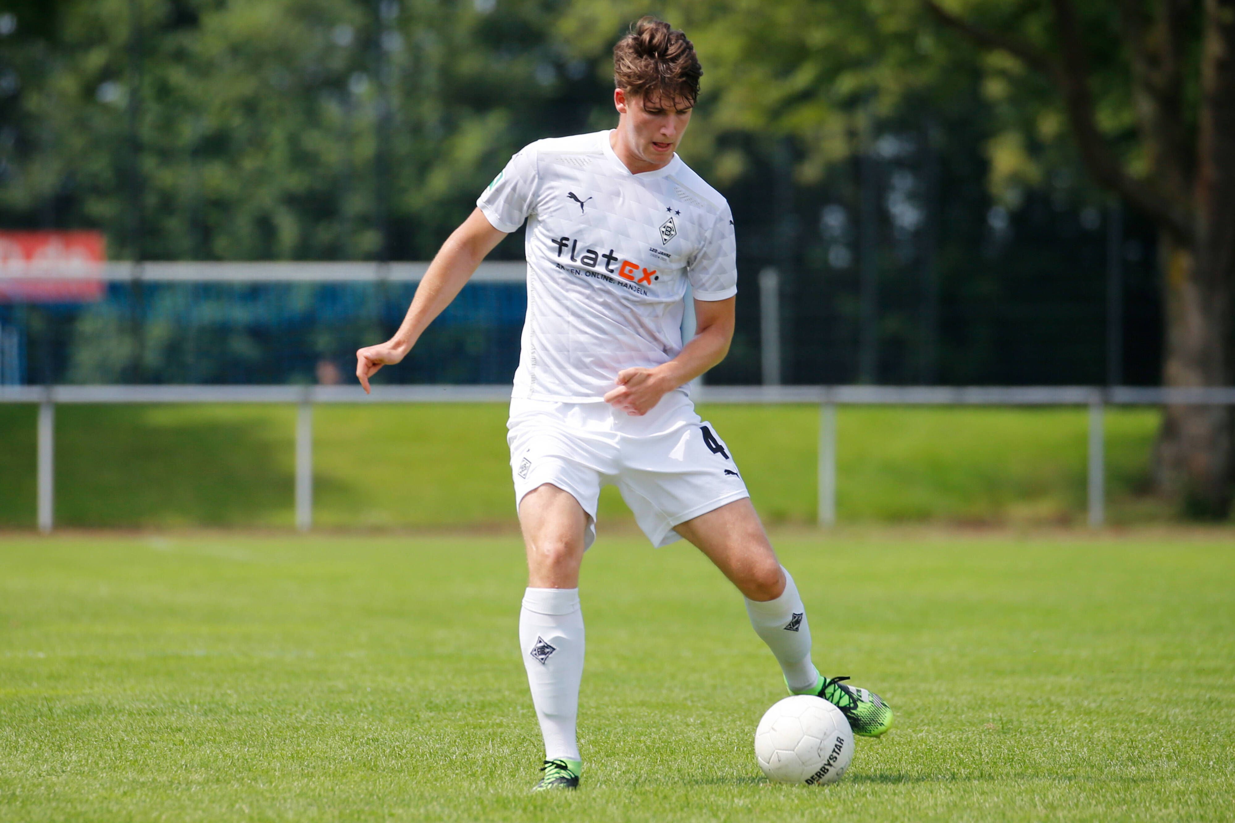 Tom Gaal aus Borussia Mönchengladbachs U23 kontrolliert bei einem Testspiel der U23-Fohlen am 11. Juli 2021 gegen Kleinenbroich den Ball.