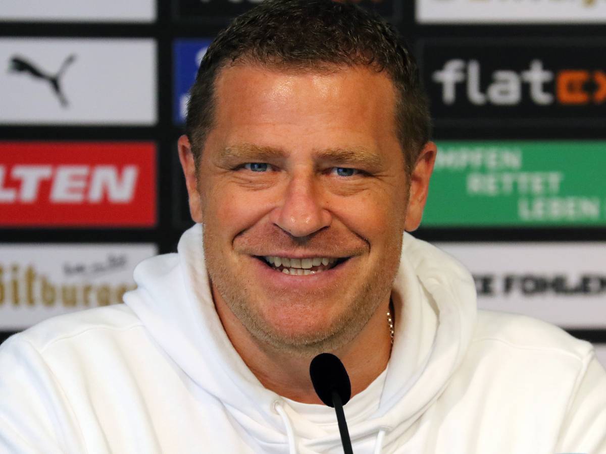 Max Eberl, Manager von Borussia Mönchengladbach. Auf diesem Foto ist der 47-Jährige bei einer Pressekonferenz am 10. September 2021 im Borussia-Park zu sehen. Eberl lächelt in die Kamera.