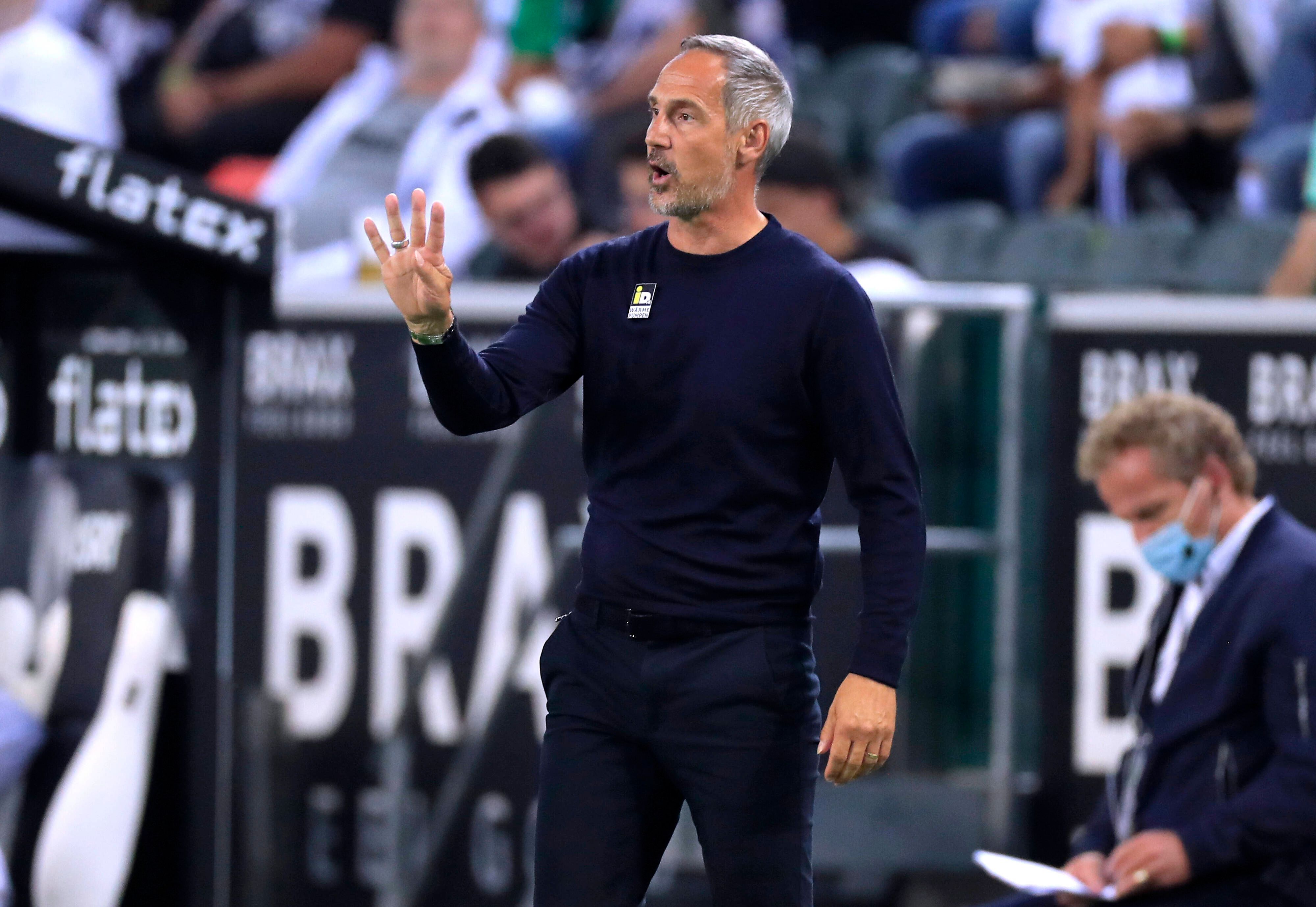 Adi Hütter, Trainer von Fußball-Bundesligist Borussia Mönchengladbach. Auf diesem Foto ist der Österreicher am 12. September 2021 im Borussia-Park zu sehen. Hütter macht mir seiner rechten Hand eine Geste und ruft etwas auf das Spielfeld.