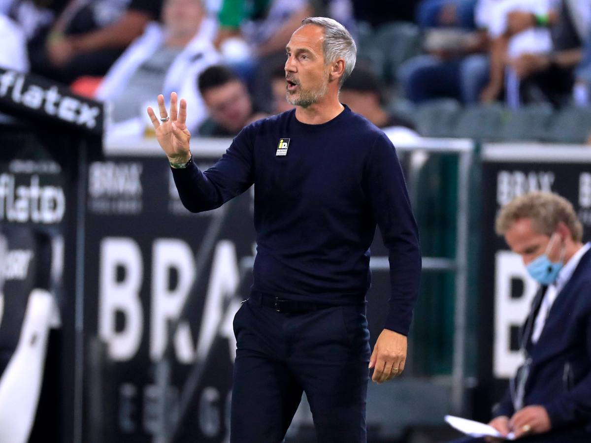 Adi Hütter, Trainer von Fußball-Bundesligist Borussia Mönchengladbach. Auf diesem Foto ist der Österreicher am 12. September 2021 im Borussia-Park zu sehen. Hütter macht mir seiner rechten Hand eine Geste und ruft etwas auf das Spielfeld.