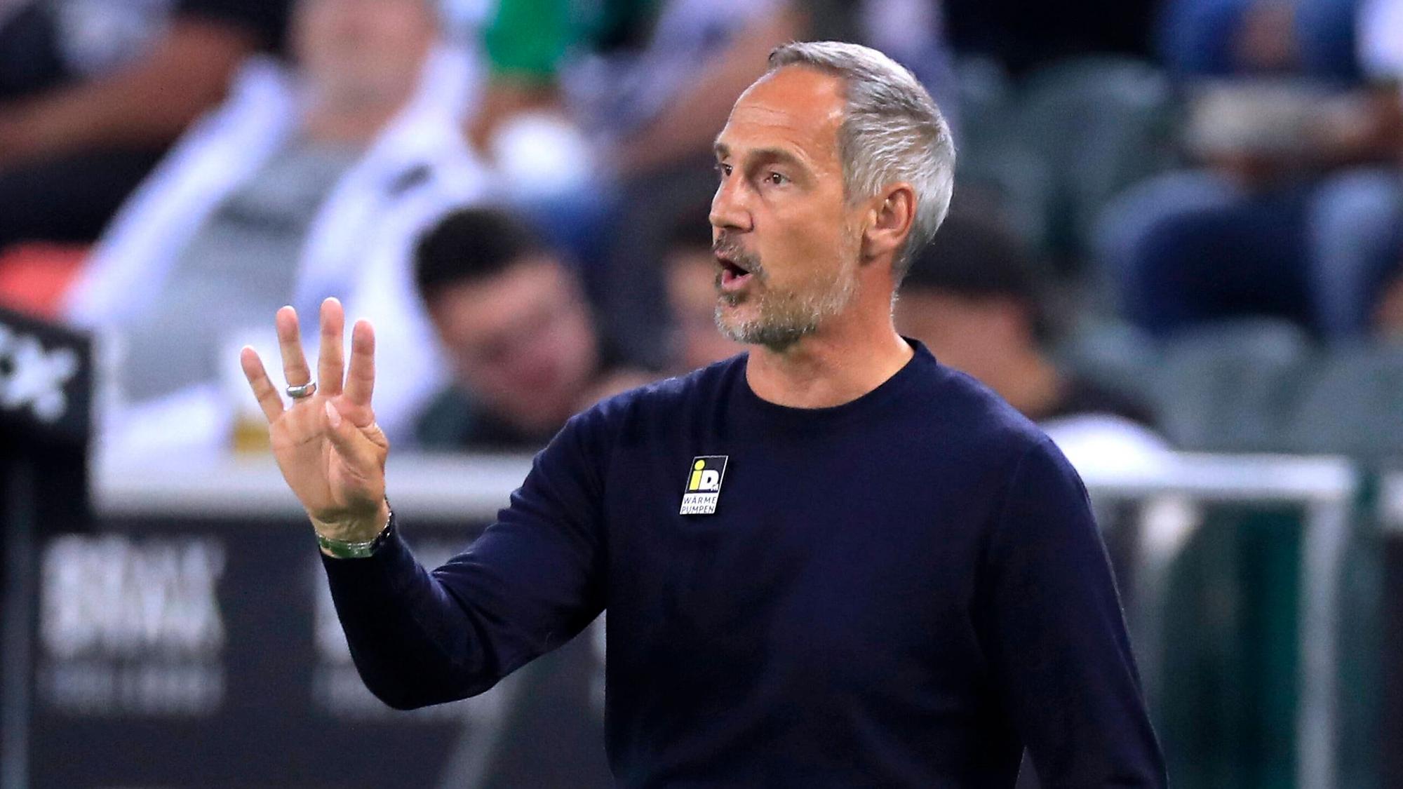 Adi Hütter, Trainer von Fußball-Bundesligist Borussia Mönchengladbach. Auf diesem Foto ist der Österreicher am 12. September 2021 im Borussia-Park zu sehen. Hütter macht mir seiner rechten Hand eine Geste und ruft etwas auf das Spielfeld.