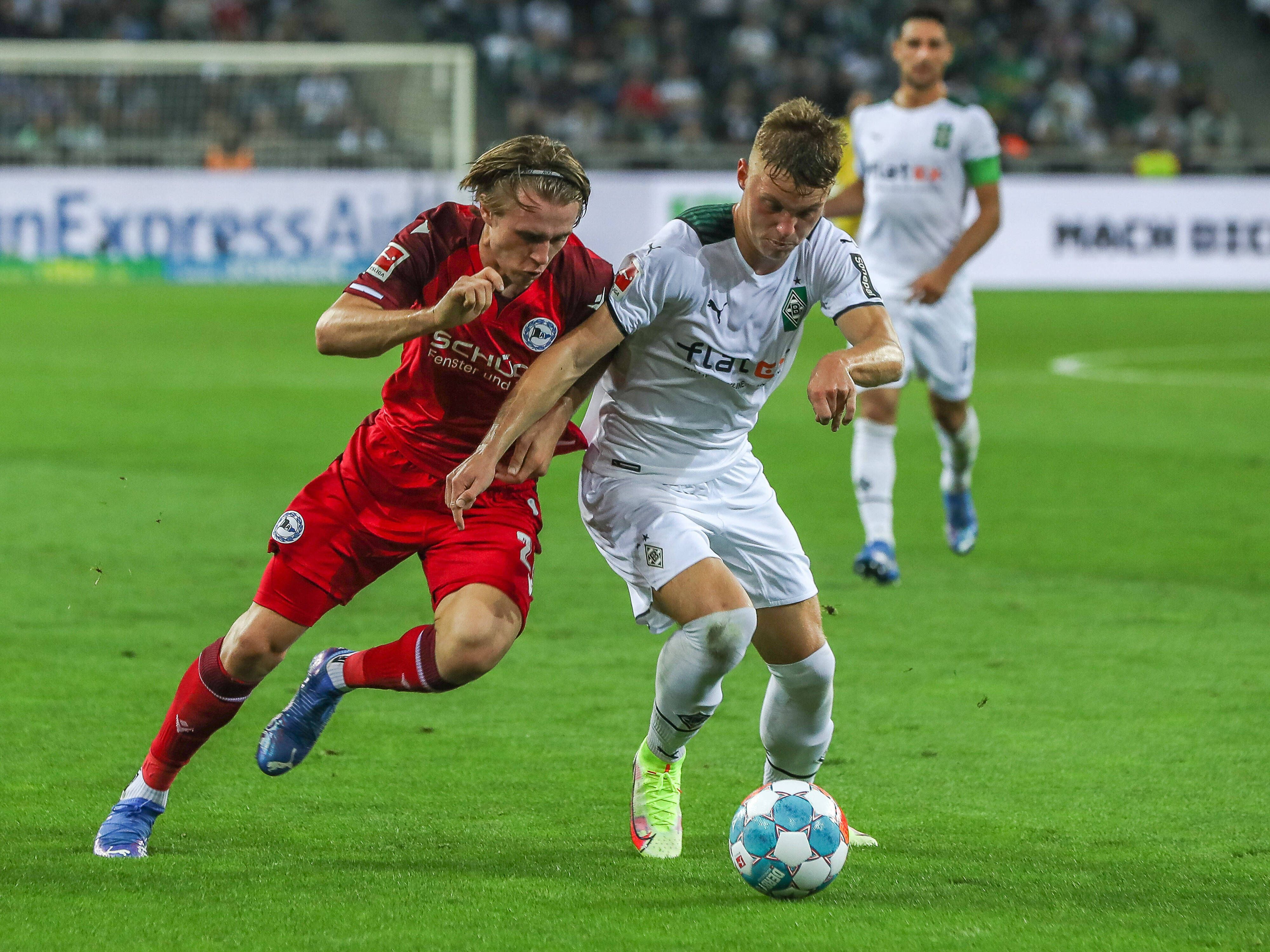 Luca Netz von Borussia Mönchengladbach im Zweikampf mit Patrick Wimmer von Arminia Bielefeld am 12. September 2021 im Borussia-Park.