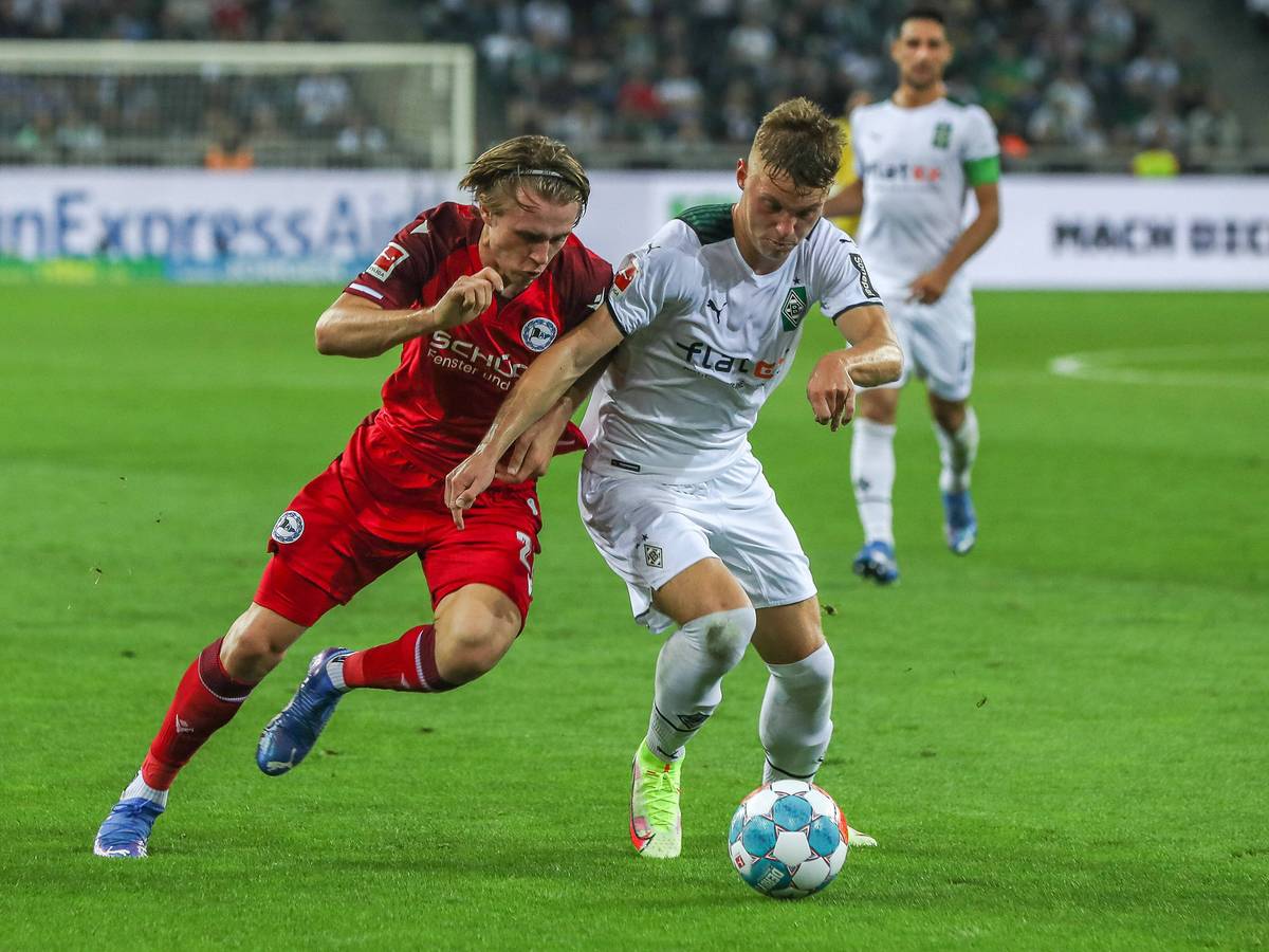 Luca Netz von Borussia Mönchengladbach im Zweikampf mit Patrick Wimmer von Arminia Bielefeld am 12. September 2021 im Borussia-Park.