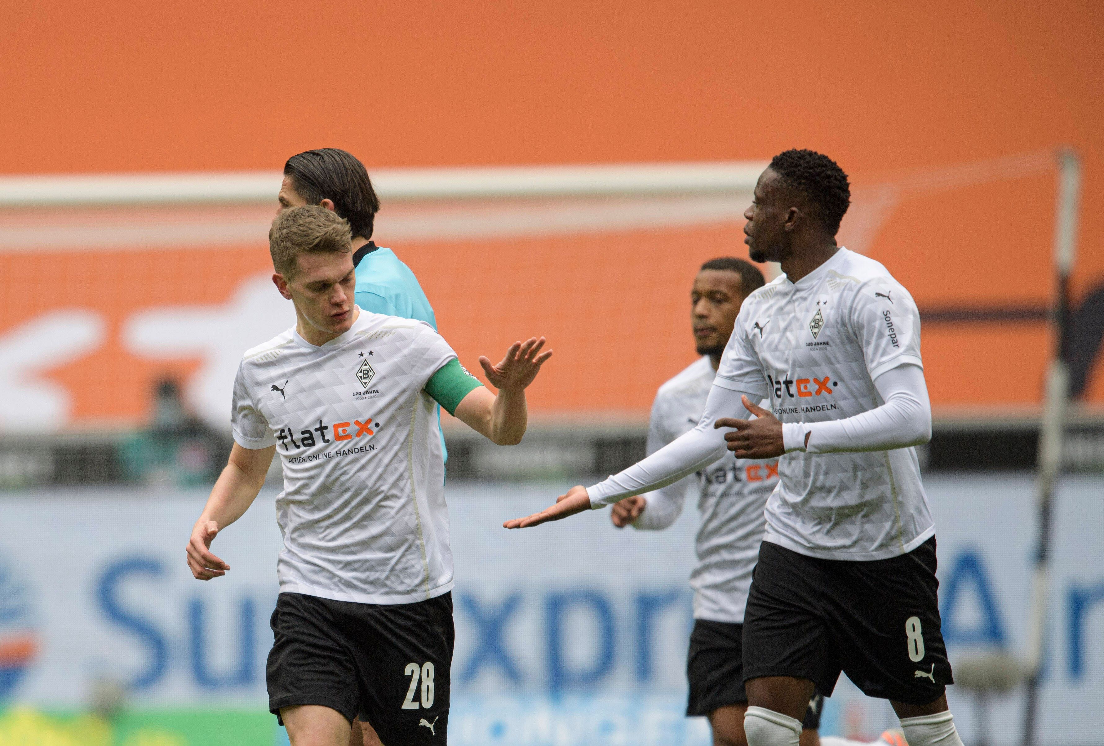 Die beiden Nationalspieler Matthias Ginter (l.) und Denis Zakaria (r.) klatschen sich am 17. April 2021 gegenseitig im Borussia-Park ab. Ginter und Zakaria haben bei Borussia Mönchengladbach noch einen Vertrag bis 2022. Ginter trägt in diesem Spiel gegen Eintracht Frankfurt die Kapitänsbinde.