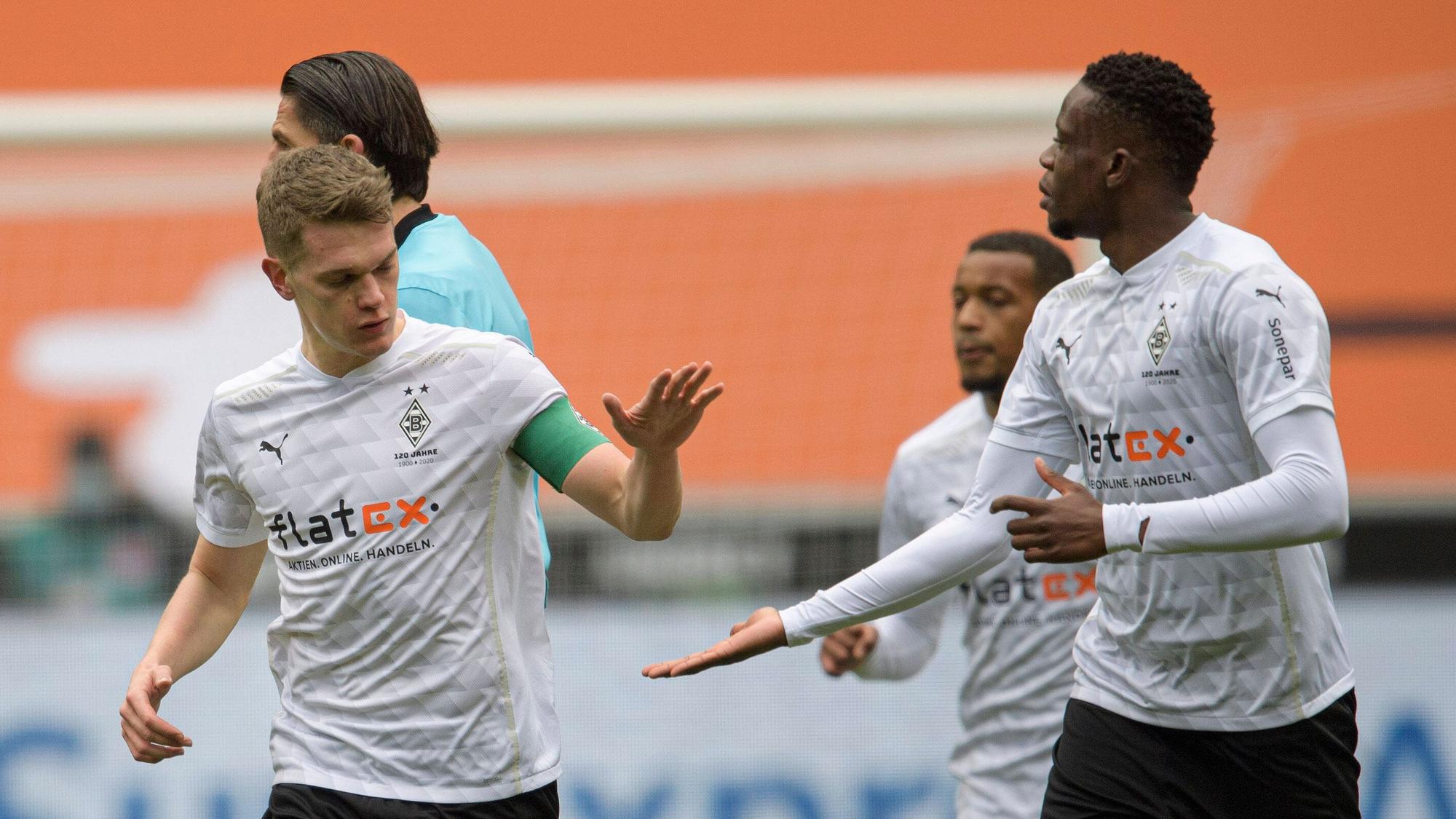 Die beiden Nationalspieler Matthias Ginter (l.) und Denis Zakaria (r.) klatschen sich am 17. April 2021 gegenseitig im Borussia-Park ab. Ginter und Zakaria haben bei Borussia Mönchengladbach noch einen Vertrag bis 2022. Ginter trägt in diesem Spiel gegen Eintracht Frankfurt die Kapitänsbinde.
