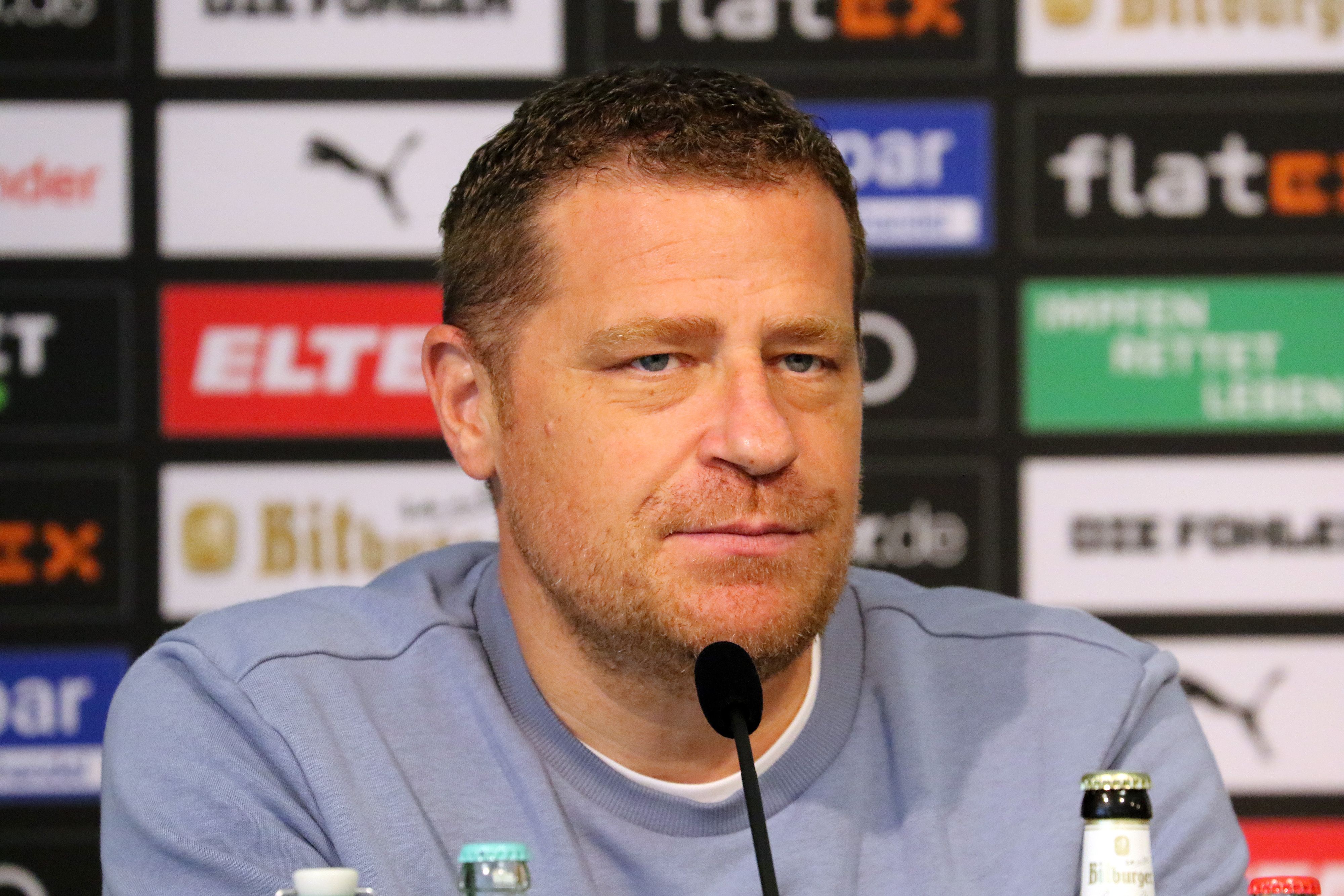 Max Eberl, Sportdirektor von Fußball-Bundesligist Borussia Mönchengladbach, bei einer Pressekonferenz im Borussia-Park am 16. September 2021 spricht und schaut dabei ernst in die Kameras.