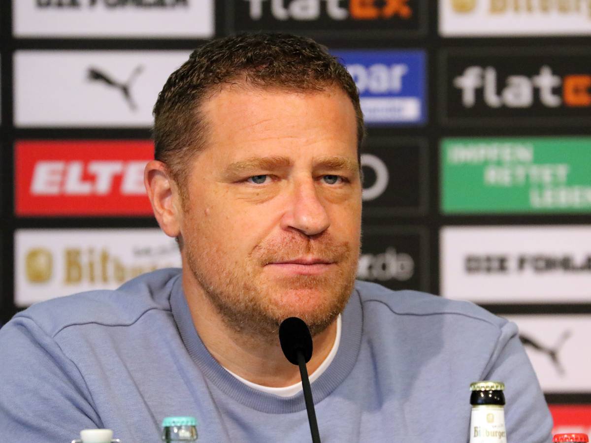 Max Eberl, Sportdirektor von Fußball-Bundesligist Borussia Mönchengladbach, bei einer Pressekonferenz im Borussia-Park am 16. September 2021 spricht und schaut dabei ernst in die Kameras.