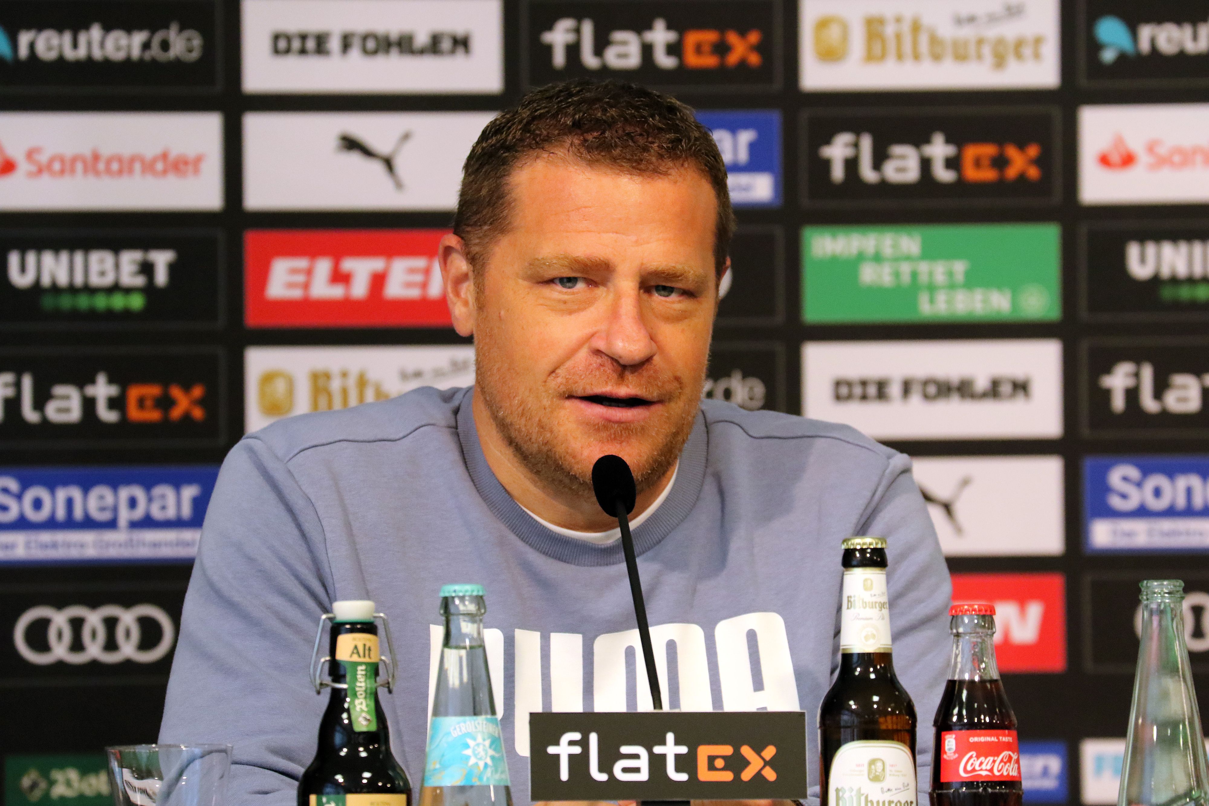 Max Eberl, Manager von Fußball-Bundesligist Borussia Mönchengladbach. Auf diesem Foto ist der 48-Jährige am 16. September 2021 im Presseraum des Borussia-Parks zu sehen. Eberl spricht bei einer Pressekonferenz ins Mikrofon.
