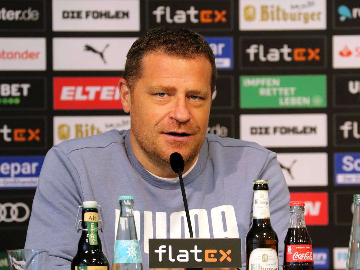 Max Eberl, Manager von Fußball-Bundesligist Borussia Mönchengladbach. Auf diesem Foto ist der 48-Jährige am 16. September 2021 im Presseraum des Borussia-Parks zu sehen. Eberl spricht bei einer Pressekonferenz ins Mikrofon.