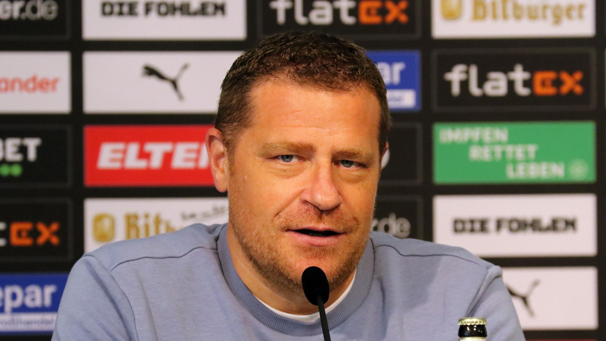 Max Eberl, Manager von Fußball-Bundesligist Borussia Mönchengladbach. Auf diesem Foto ist der 48-Jährige am 16. September 2021 im Presseraum des Borussia-Parks zu sehen. Eberl spricht bei einer Pressekonferenz ins Mikrofon.