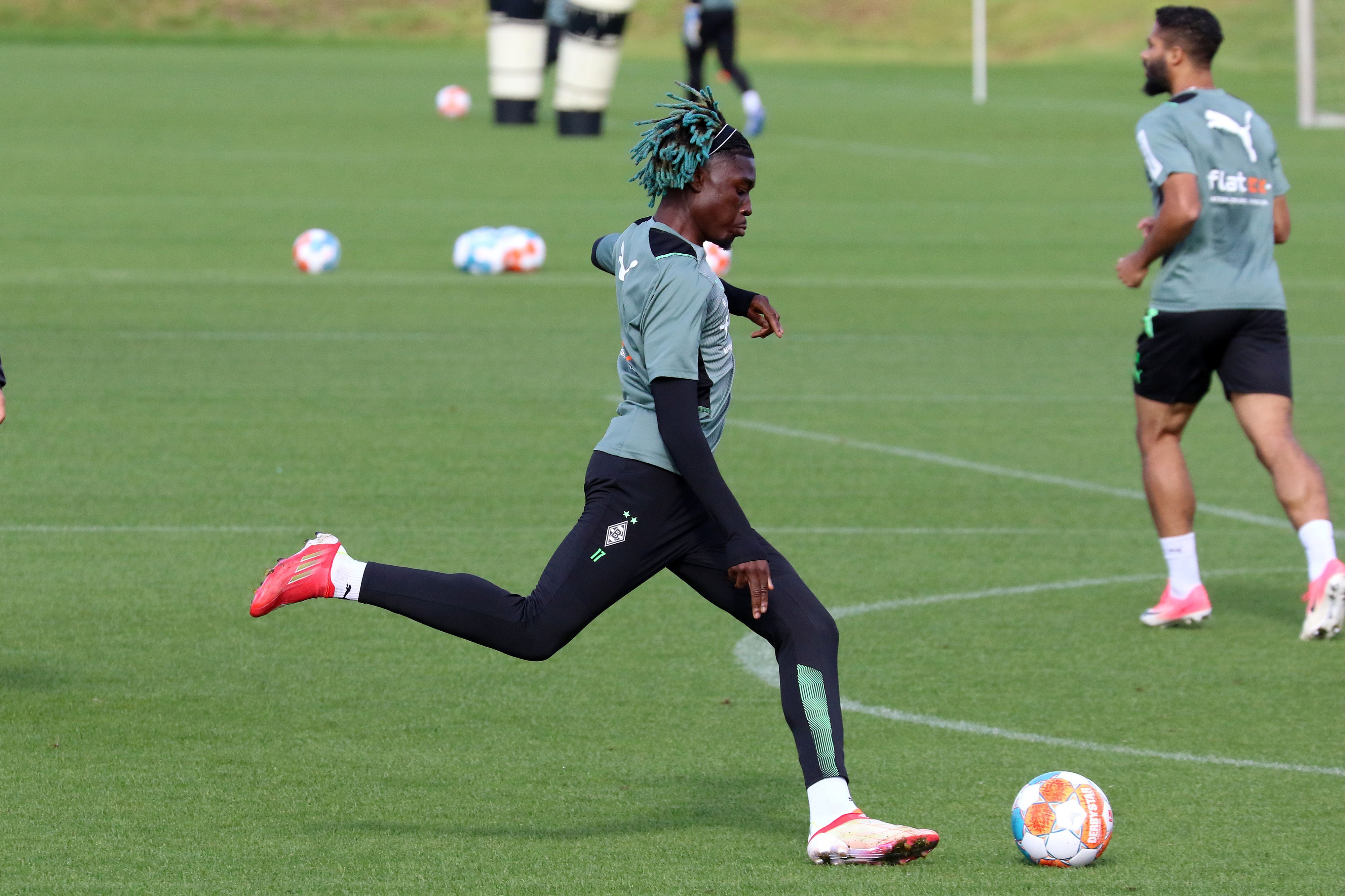 Gladbach-Neuzugang Manu Koné schießt den Ball im Training am 16. September 2021 im Borussia-Park.