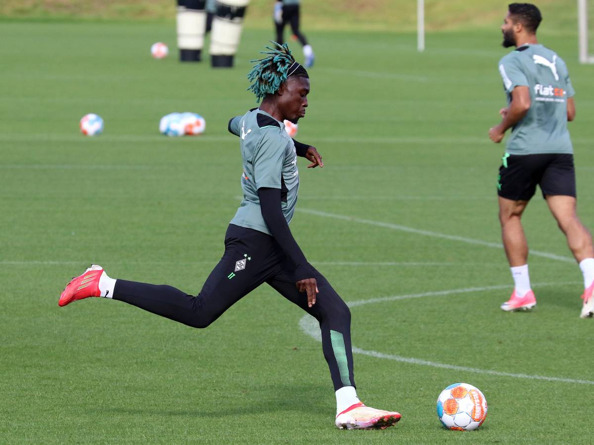 Gladbach-Neuzugang Manu Koné schießt den Ball im Training am 16. September 2021 im Borussia-Park.