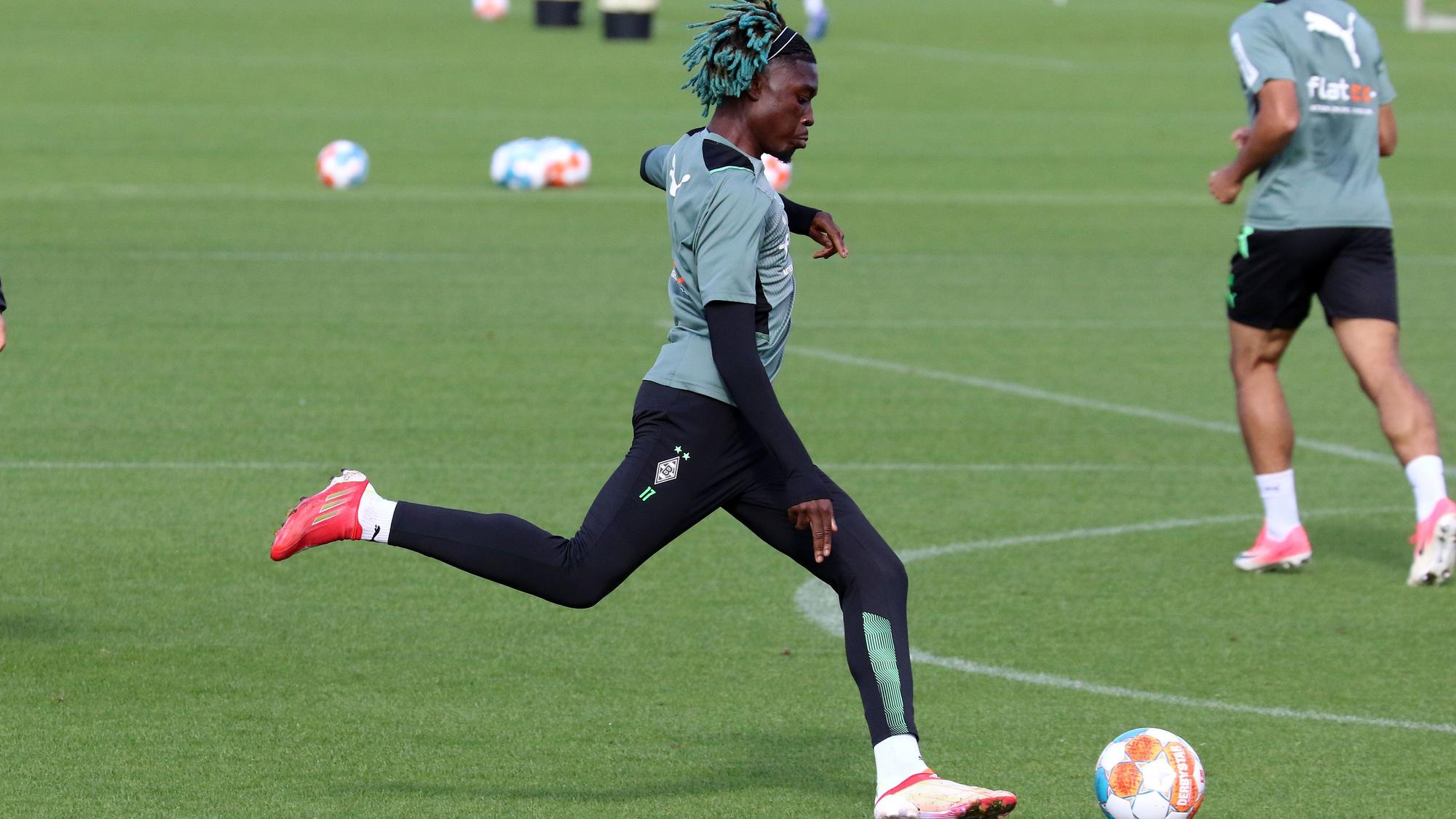 Gladbach-Neuzugang Manu Koné schießt den Ball im Training am 16. September 2021 im Borussia-Park.