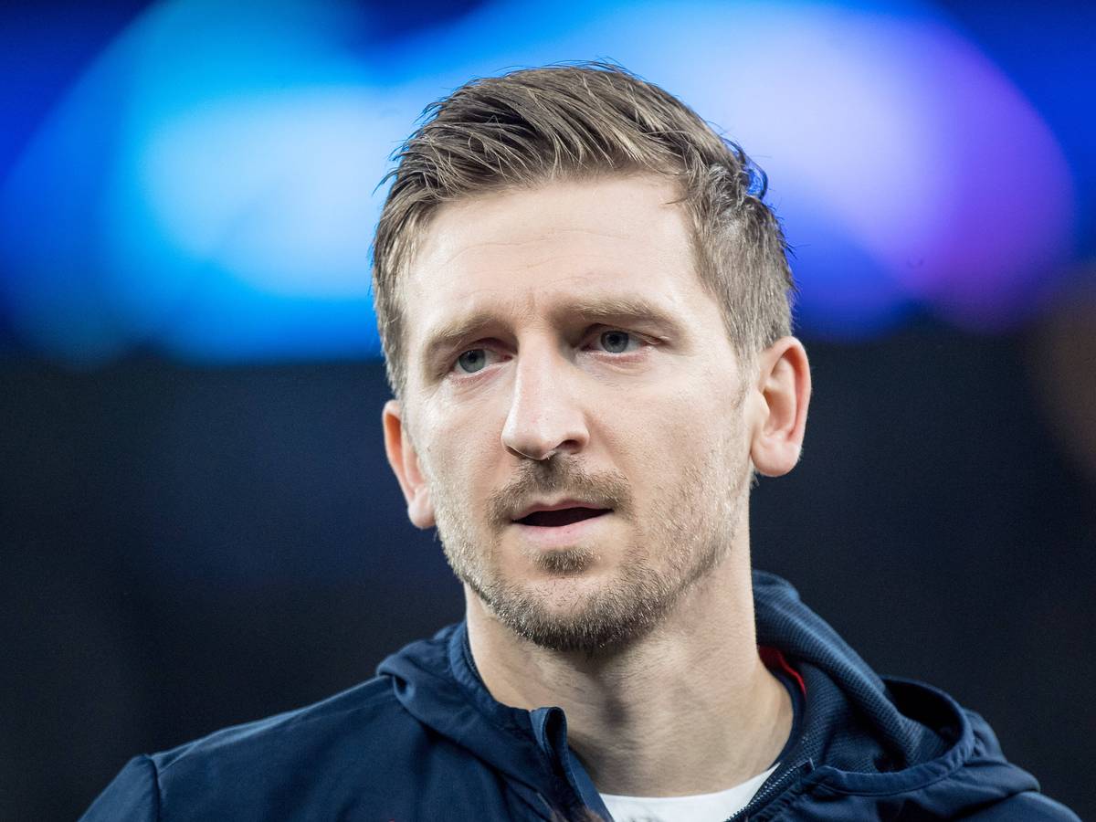 Marko Marin schaut in die Ferne. Man sieht dabei nur sein Gesicht.