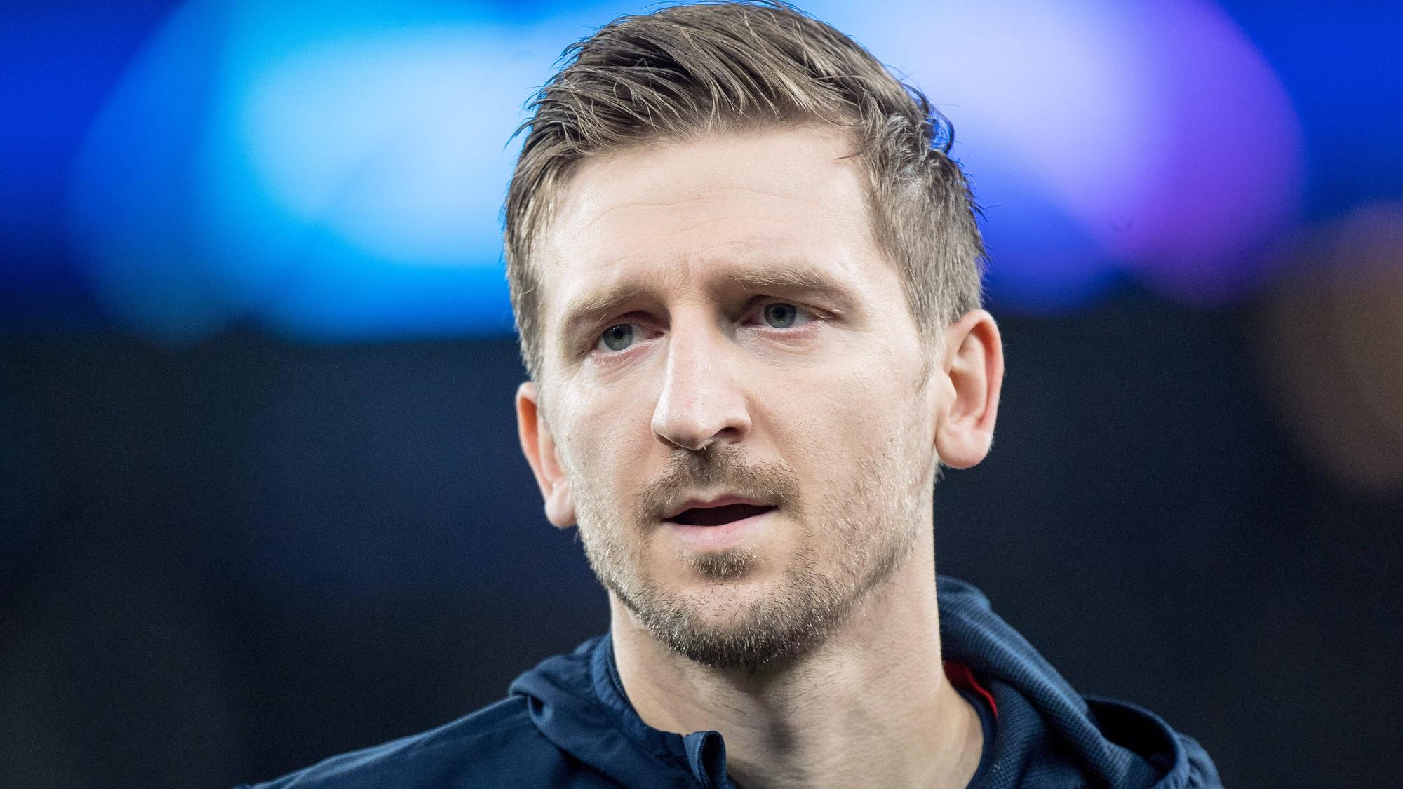 Marko Marin schaut in die Ferne. Man sieht dabei nur sein Gesicht.
