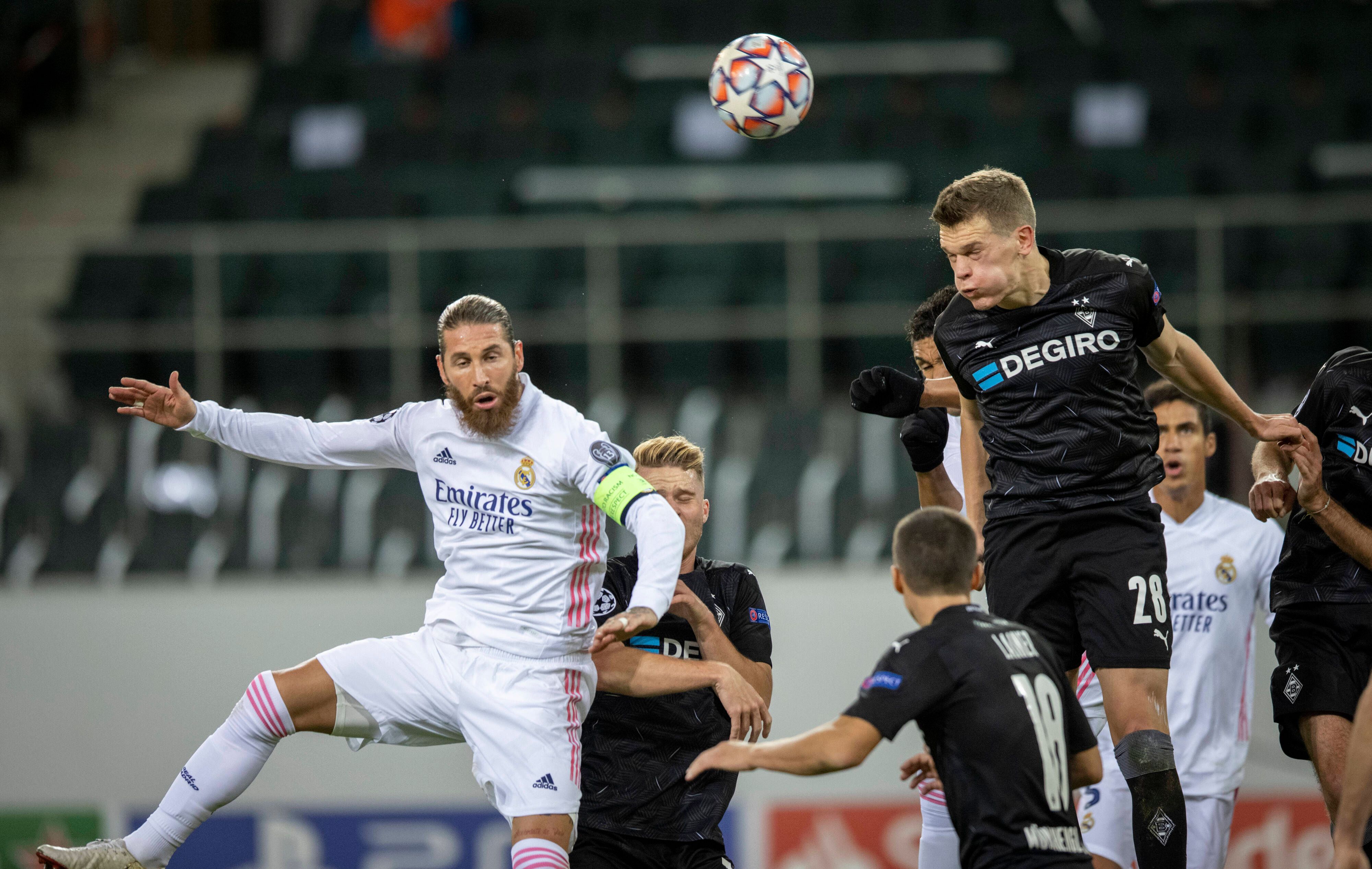 Zwei Weltmeister-Innenverteidiger im Luftduell: Gladbach-Profi Matthias Ginter (r.) klärt im Champions-League-Duell am 27. Oktober 2020 im Borussia-Park vor Sergio Ramos (l.) von Real Madrid. Der Spanier Ramos steht nun bei Paris St. Germain unter Vertrag. Ginter wird mit einem Wechsel zu Bayern München in Verbindung gebracht. Ginter köpft mit aufgepusteten Wangen den Ball aus der Gefahrenzone.