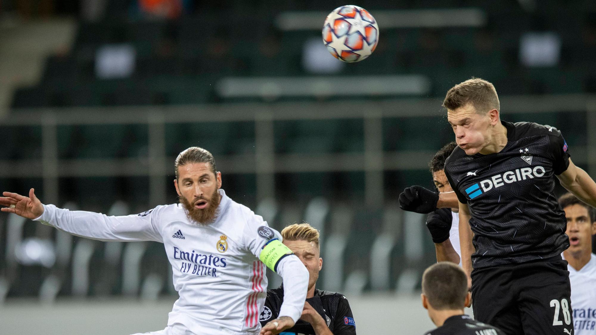 Zwei Weltmeister-Innenverteidiger im Luftduell: Gladbach-Profi Matthias Ginter (r.) klärt im Champions-League-Duell am 27. Oktober 2020 im Borussia-Park vor Sergio Ramos (l.) von Real Madrid. Der Spanier Ramos steht nun bei Paris St. Germain unter Vertrag. Ginter wird mit einem Wechsel zu Bayern München in Verbindung gebracht. Ginter köpft mit aufgepusteten Wangen den Ball aus der Gefahrenzone.