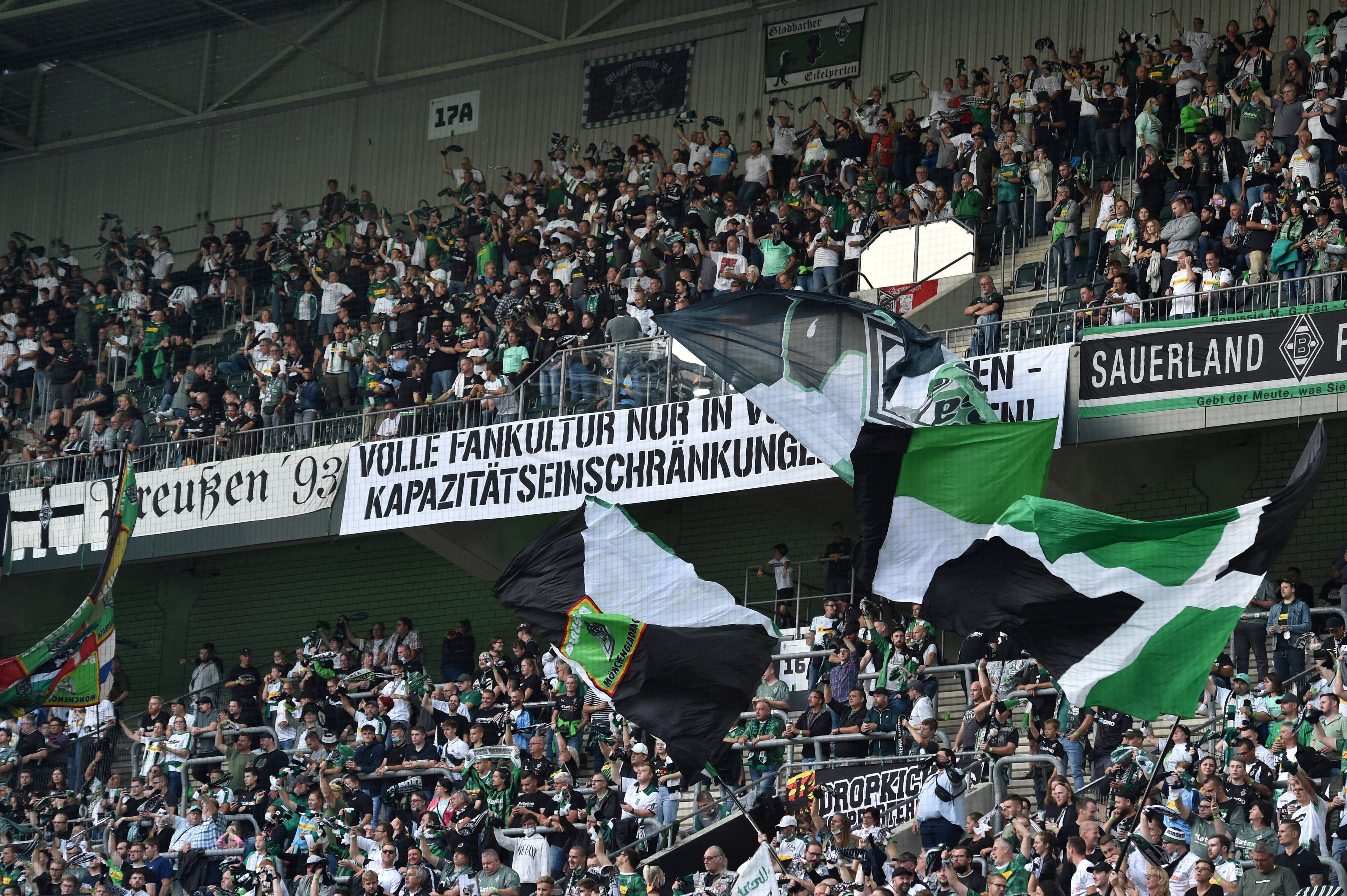 Viele Fans auf der Nordkurve von Borussia Mönchengladbach haben das Team beim Heimspiel gegen Arminia Bielefeld am 12. September 2021 unterstützt.