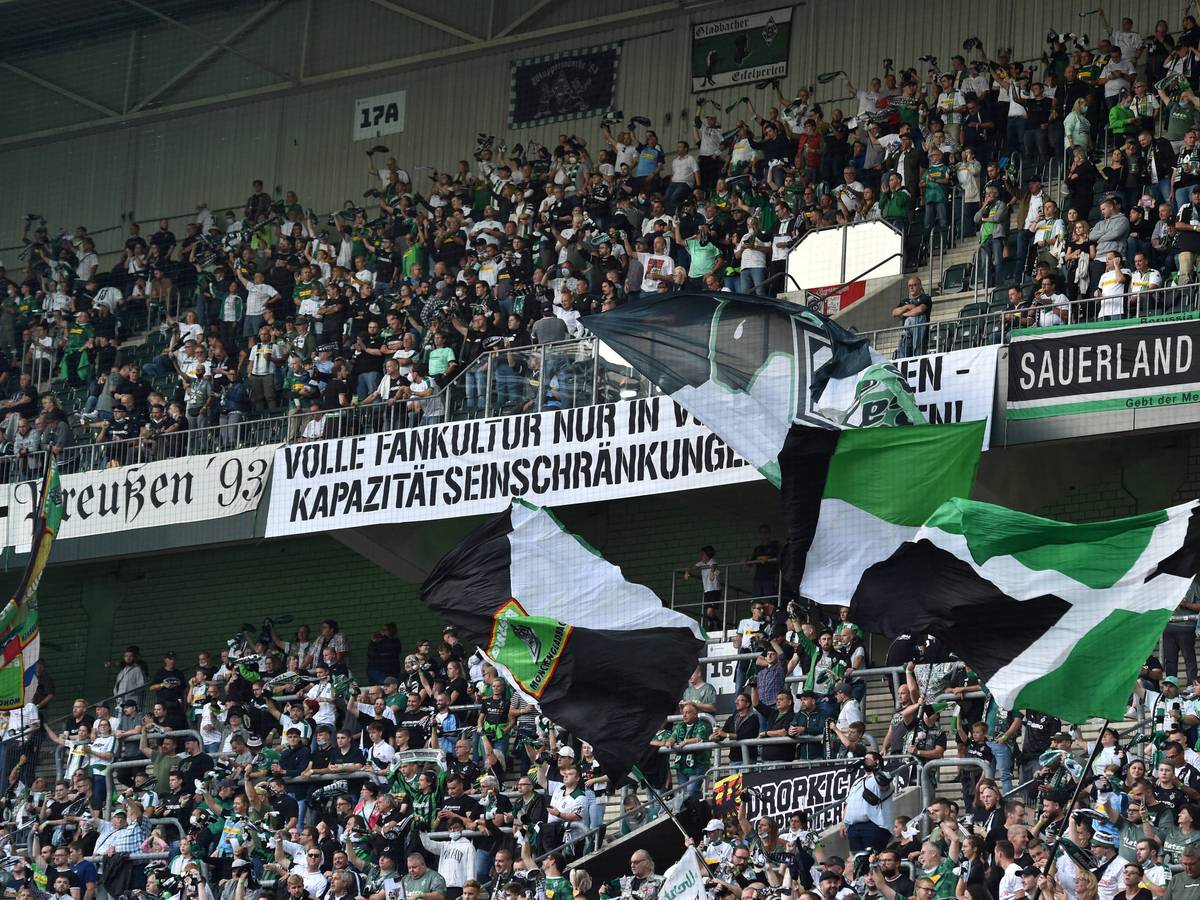 Viele Fans auf der Nordkurve von Borussia Mönchengladbach haben das Team beim Heimspiel gegen Arminia Bielefeld am 12. September 2021 unterstützt.