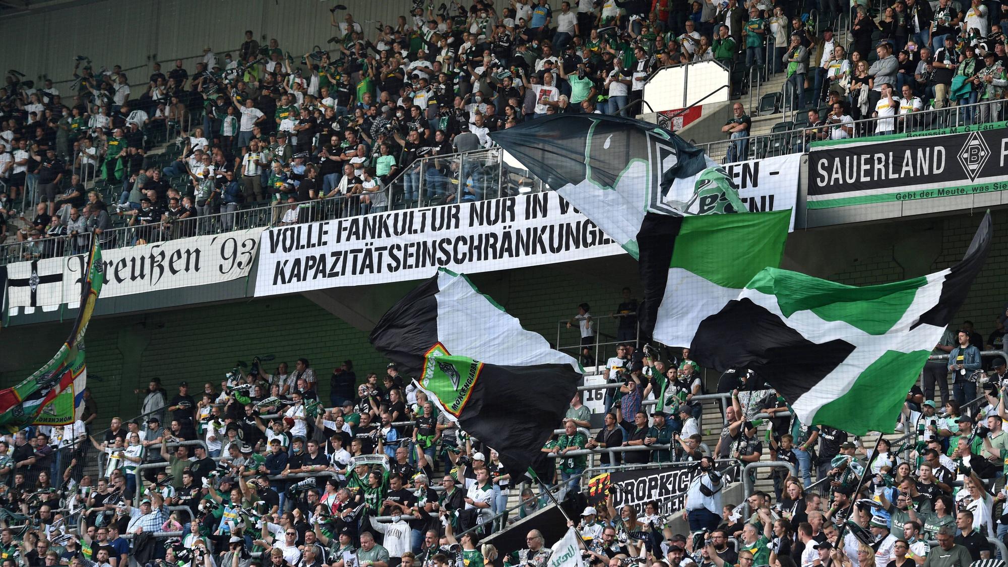 Viele Fans auf der Nordkurve von Borussia Mönchengladbach haben das Team beim Heimspiel gegen Arminia Bielefeld am 12. September 2021 unterstützt.