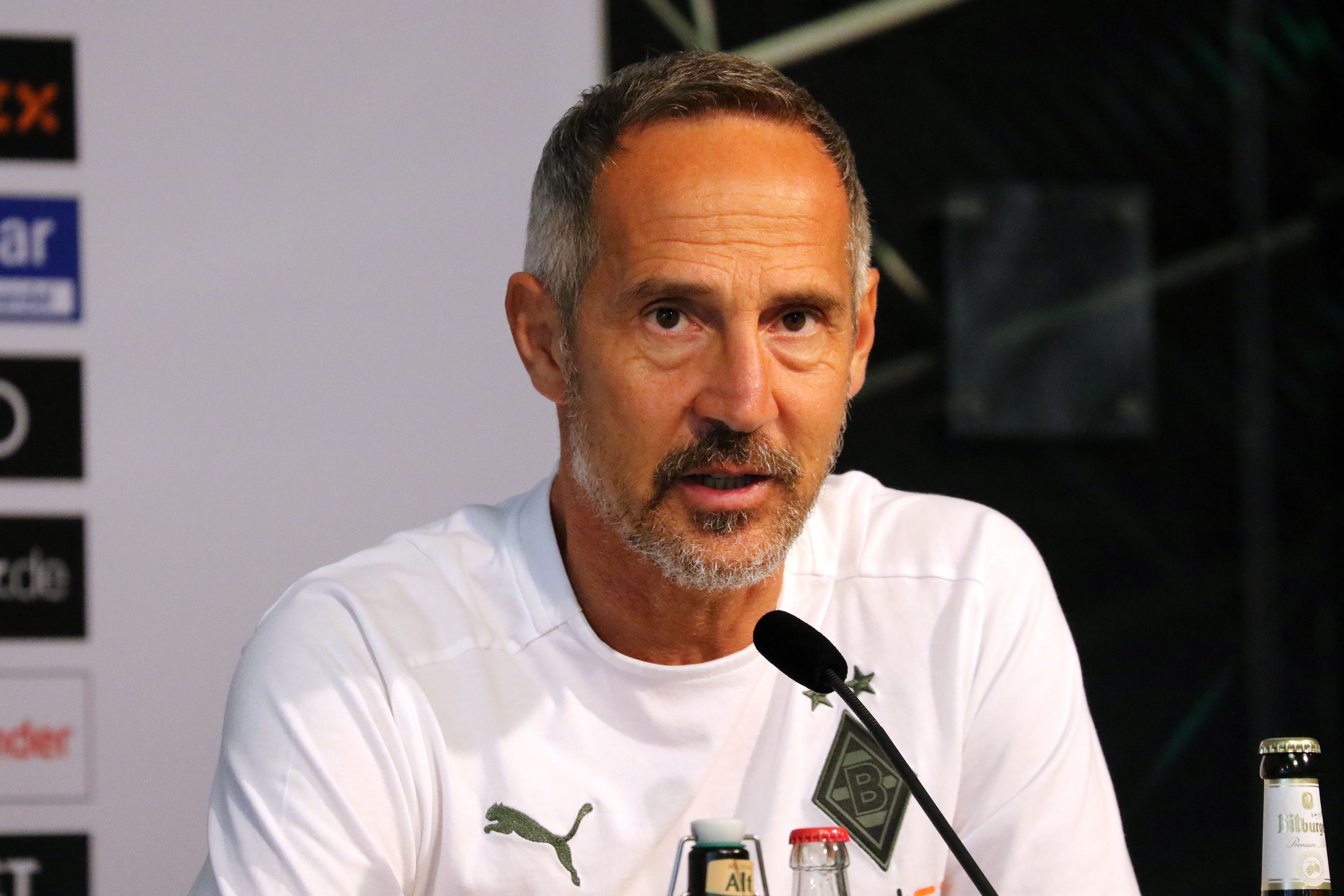 Adi Hütter, Trainer von Borussia Mönchengladbach, hier am 16. September 2021 im Borussia-Park, hat klare Vorstellungen, wie seine Mannschaft agieren soll, um im Bundesligaduell beim FC Augsburg erfolgreich zu sein. Hütter spricht in das Mikro.