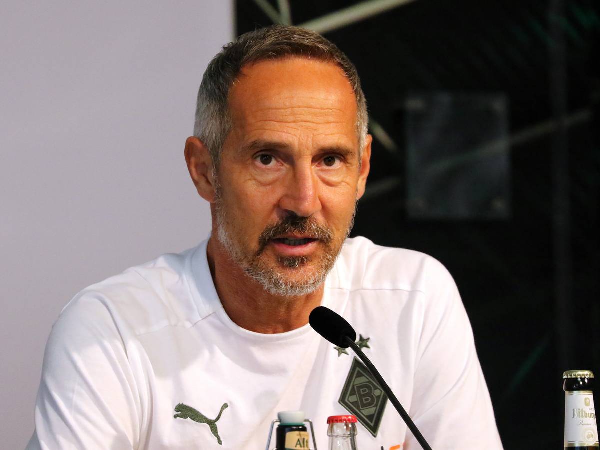 Adi Hütter, Trainer von Borussia Mönchengladbach, hier am 16. September 2021 im Borussia-Park, hat klare Vorstellungen, wie seine Mannschaft agieren soll, um im Bundesligaduell beim FC Augsburg erfolgreich zu sein. Hütter spricht in das Mikro.