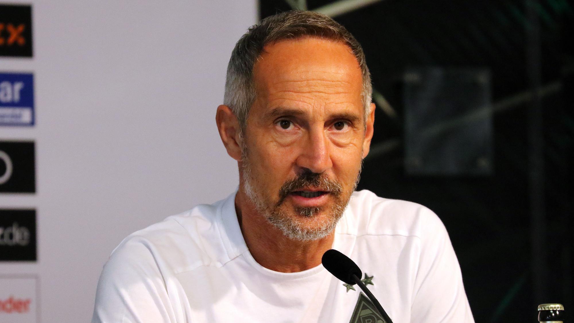 Adi Hütter, Trainer von Borussia Mönchengladbach, hier am 16. September 2021 im Borussia-Park, hat klare Vorstellungen, wie seine Mannschaft agieren soll, um im Bundesligaduell beim FC Augsburg erfolgreich zu sein. Hütter spricht in das Mikro.