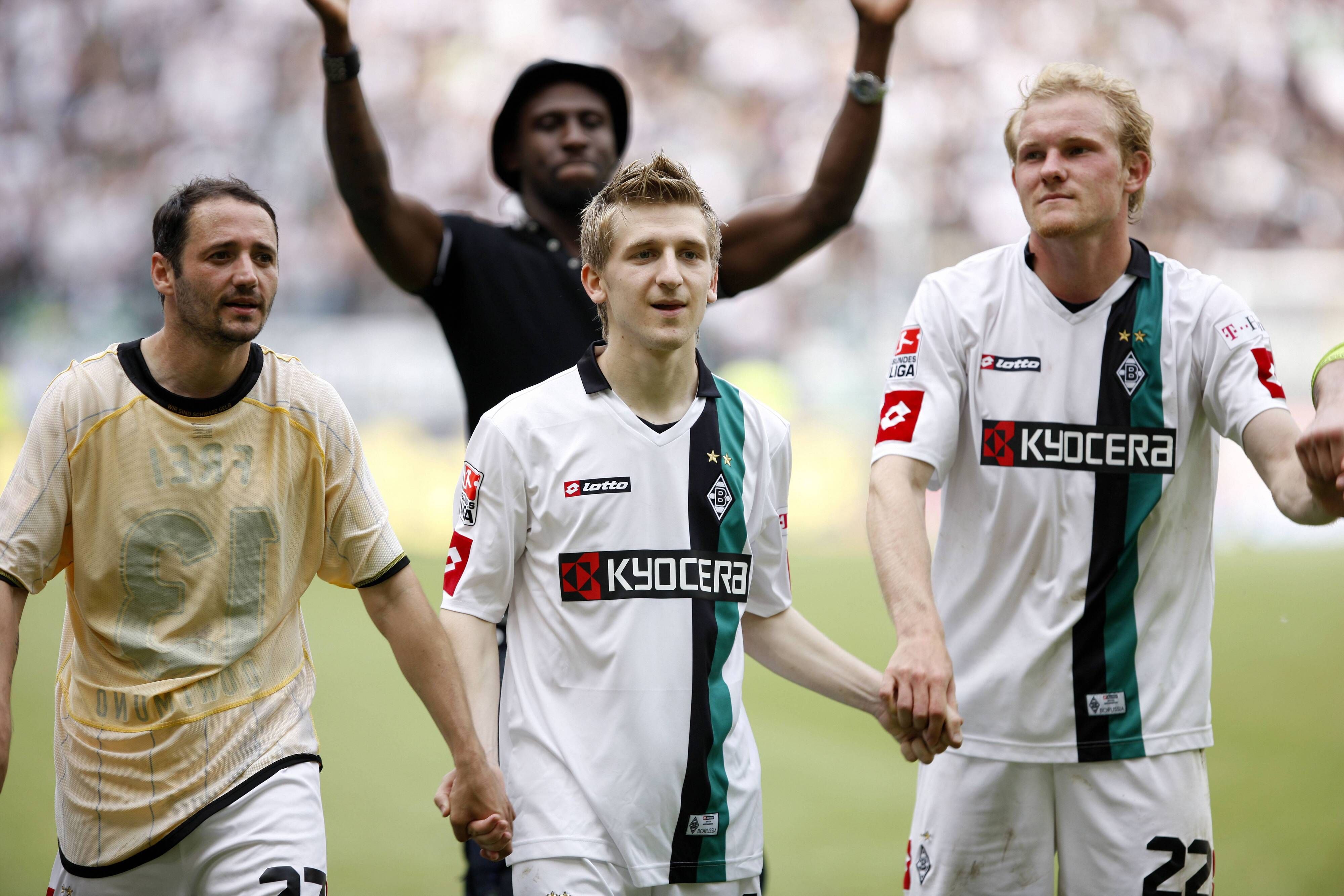 Ex-Gladbacher Marko Marin (Mitte) mit seinen ehemaligen Teamkollegen Oliver Neuville (links) und Tobias Levels (rechts) am 23. Mai 2009 beim Schlussjubel.