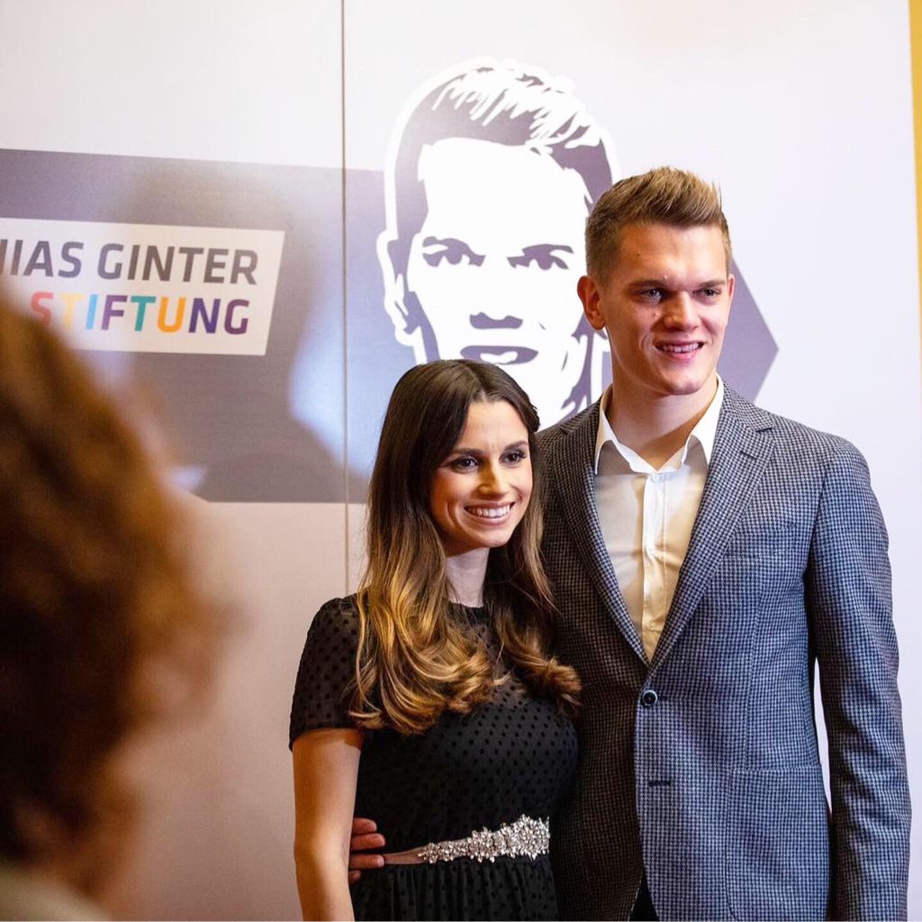 Matthias Ginter (r.), DFB-Nationalspieler und Profi bei Borussia Mönchengladbach,  setzt sich gemeinsam mit seiner Ehefrau Christina Ginter (l.) nachhaltig für benachteiligte Jugendliche und Kinder ein. Auf diesem Foto ist das Ehepaar am 14. Oktober 2019 bei einer Stiftungsgala im Historischen Kaufhaus Freiburg zu sehen.