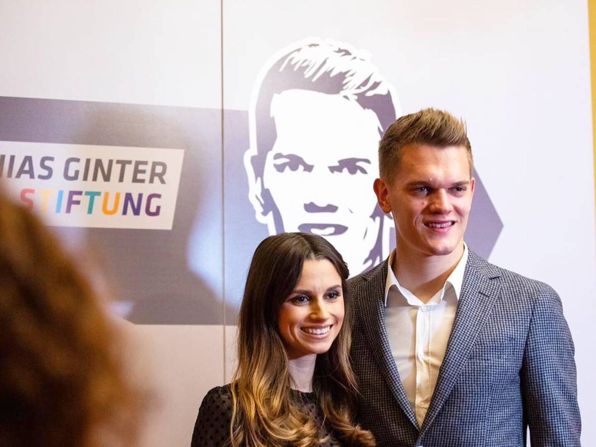 Matthias Ginter (r.), DFB-Nationalspieler und Profi bei Borussia Mönchengladbach, setzt sich gemeinsam mit seiner Ehefrau Christina Ginter (l.) nachhaltig für benachteiligte Jugendliche und Kinder ein. Auf diesem Foto ist das Ehepaar am 14. Oktober 2019 bei einer Stiftungsgala im Historischen Kaufhaus Freiburg zu sehen.