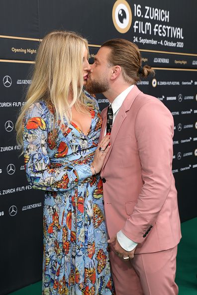 Alana Netzer und Ehemann Baschi küssen sich am 24. september 2020 in Zurüch.