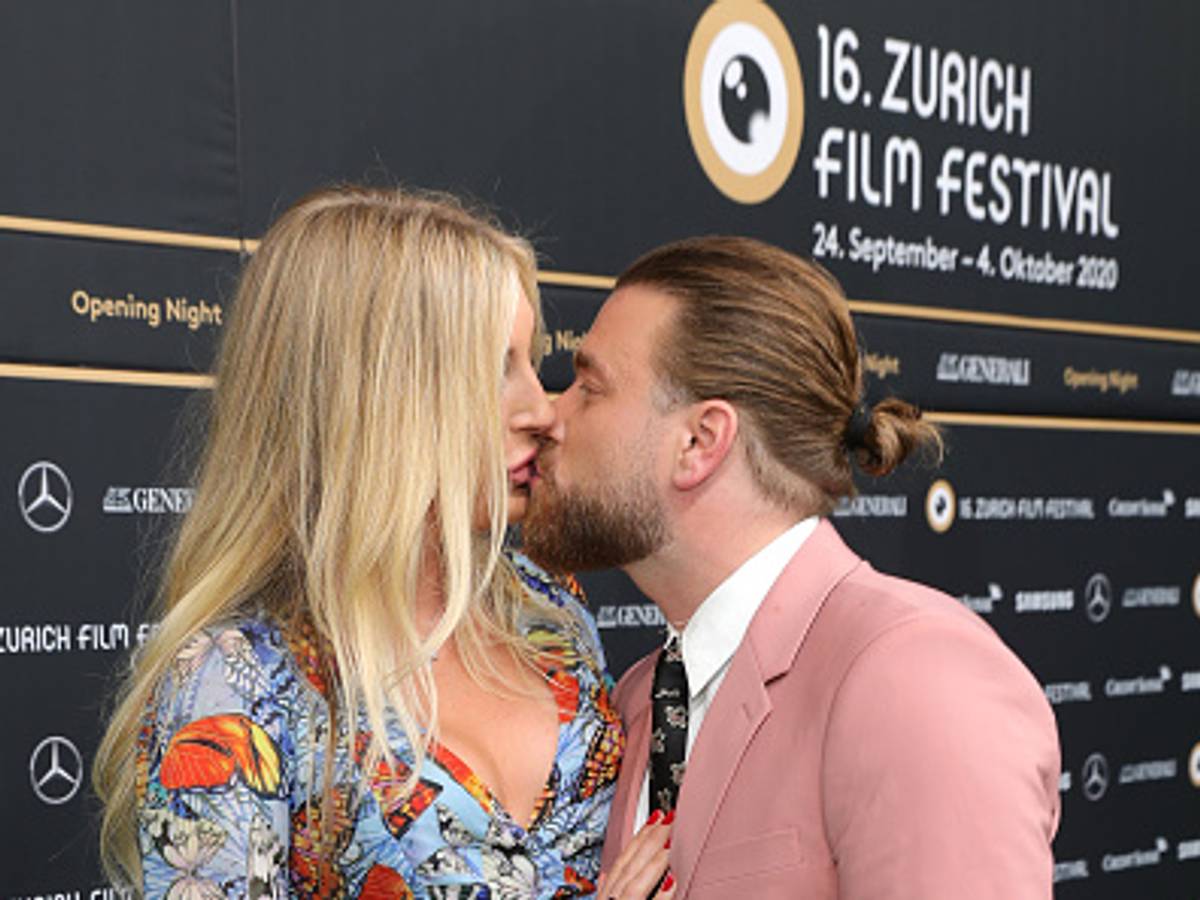 Alana Netzer und Ehemann Baschi küssen sich am 24. september 2020 in Zurüch.