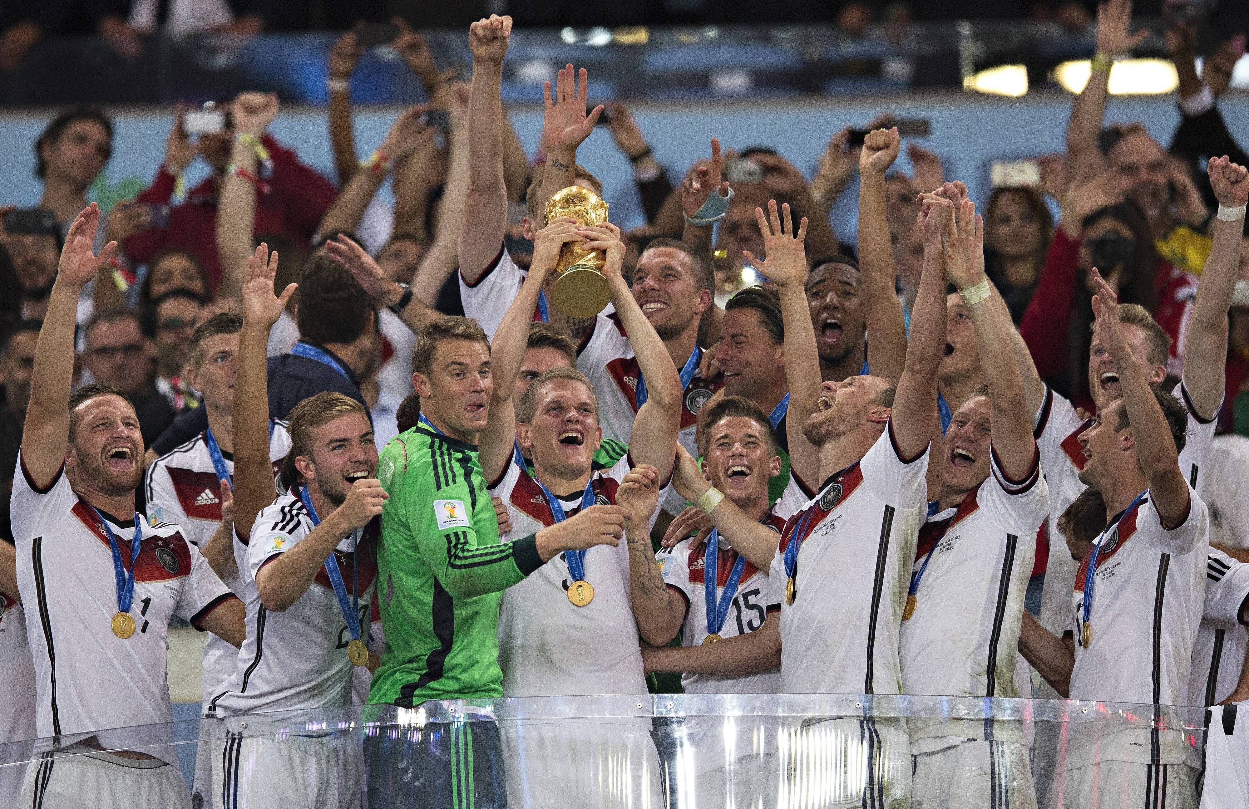 Einer der größten Momente im deutschen Fußball und auch in der bisherigen Karriere von Gladbach-Profi Matthias Ginter (Mitte, mit Weltpokal). In Rio de Janeiro (Brasilien), im Stadion Maracana, gewinnt die DFB-Elf am 13. Juli 2014 im Finale gegen Argentinien, als erste europäische Mannschaft auf südamerikanischen Boden, die FIFA Fußball-Weltmeisterschaft. Ginter streckt den Pokal hoch in den Nachthimmel.