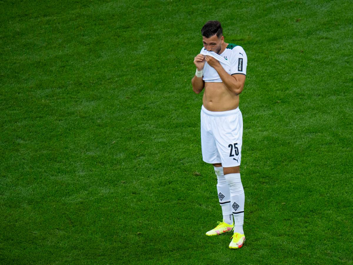Ramy Bensebaini von Borussia Mönchengladbach wischt sich beim Bundesliga-Spiel gegen bei Bayer Leverkusen am 21. August 2021 den Mund am Trikot ab.
