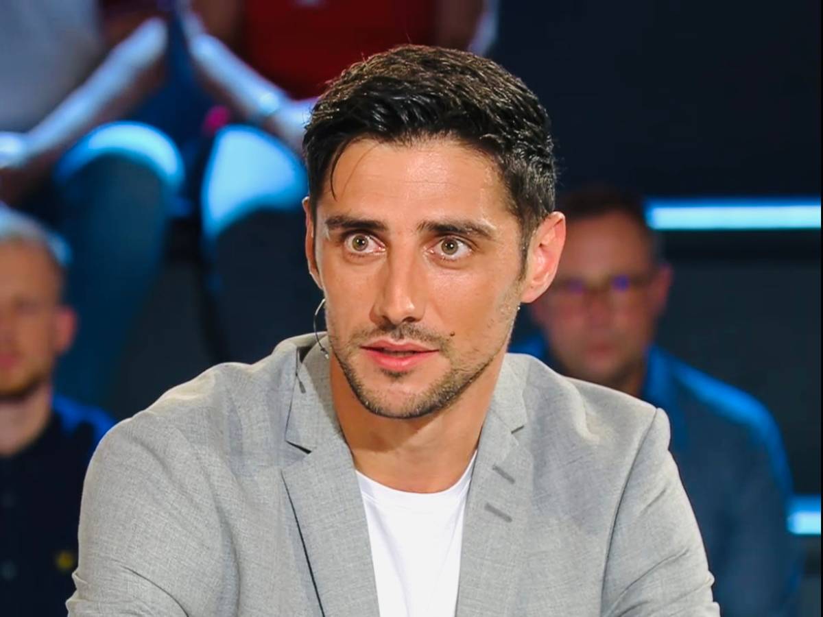 Lars Stindl, Kapitän von Fußball-Bundesligist Borussia Mönchengladbach, ist am Samstag (18. September 2021) zu später Stunde zu Gast im „ZDF-Sportstudio“ gewesen. Stindl lächelt in die Kamera.