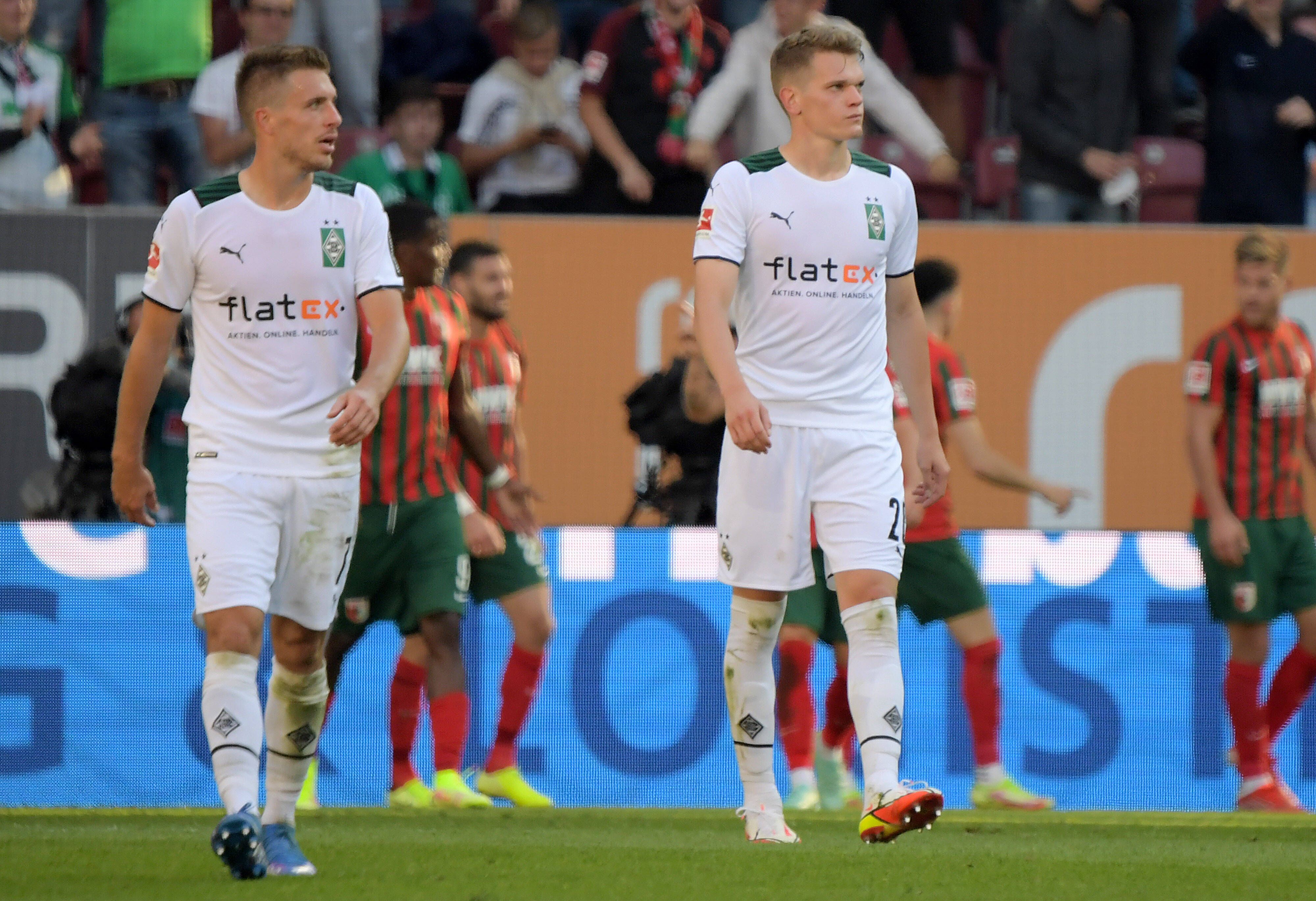Patrick Herrmann (l.) und Matthias Ginter (r.), Spieler von Borussia Mönchengladbach, gehen mit enttäuschtem Blick vom Platz.