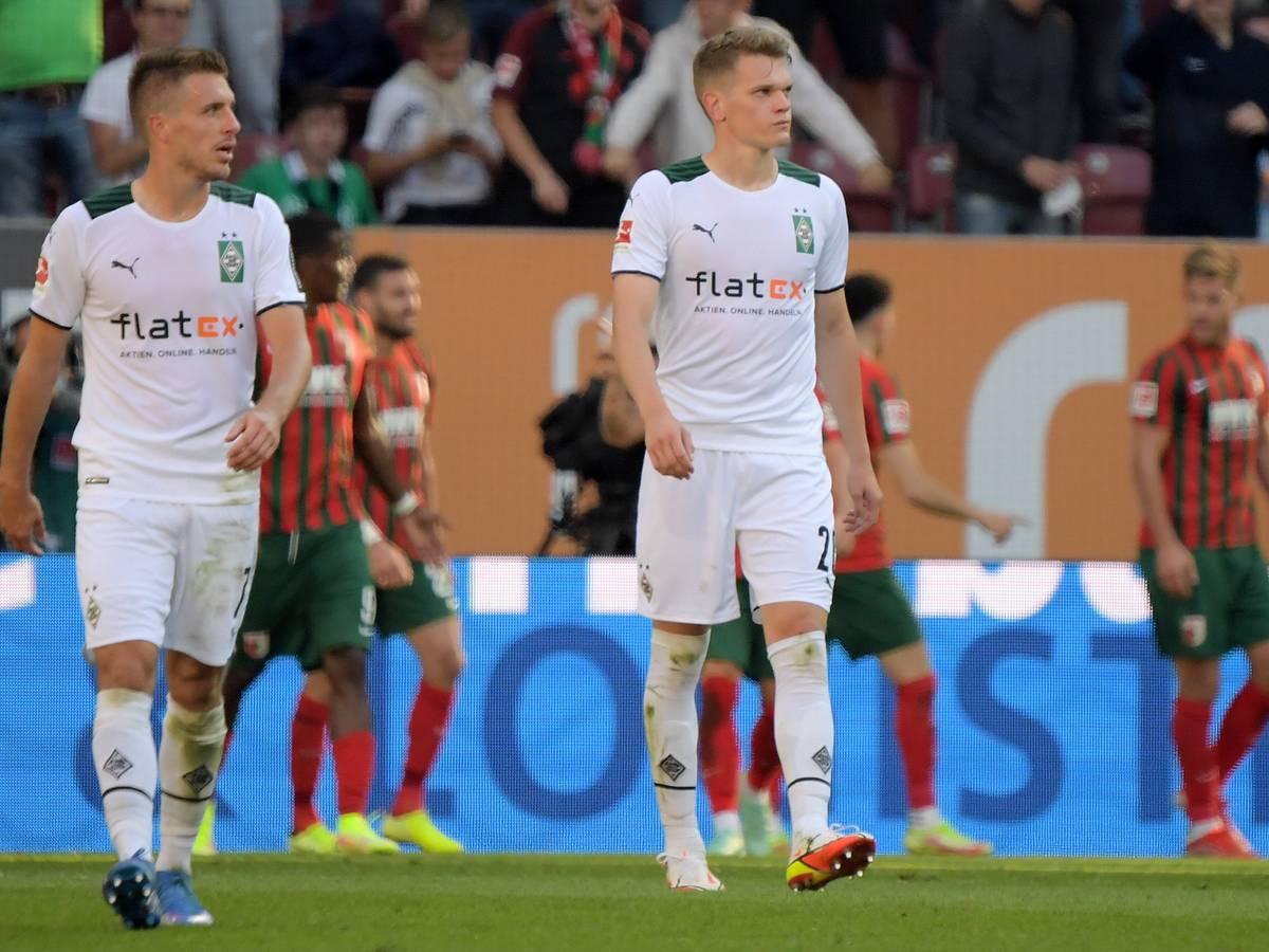 Matthias Ginter (r.) und Patrick Herrmann (l.) im Trikot von Borussia Mönchengladbach am 18. September 2021 beim Bundesliga-Spiel in Augsburg. Beide schauen zur Seite.