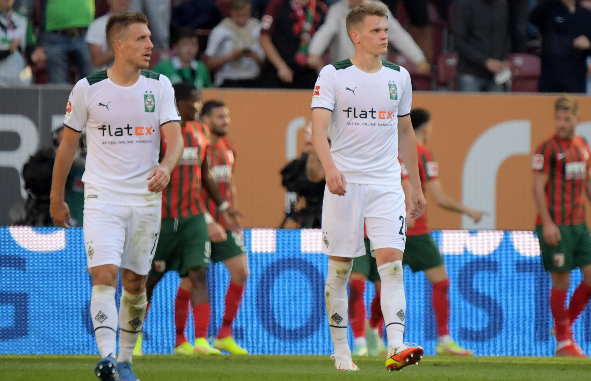 Matthias Ginter (r.) und Patrick Herrmann (l.) im Trikot von Borussia Mönchengladbach am 18. September 2021 beim Bundesliga-Spiel in Augsburg. Beide schauen zur Seite.