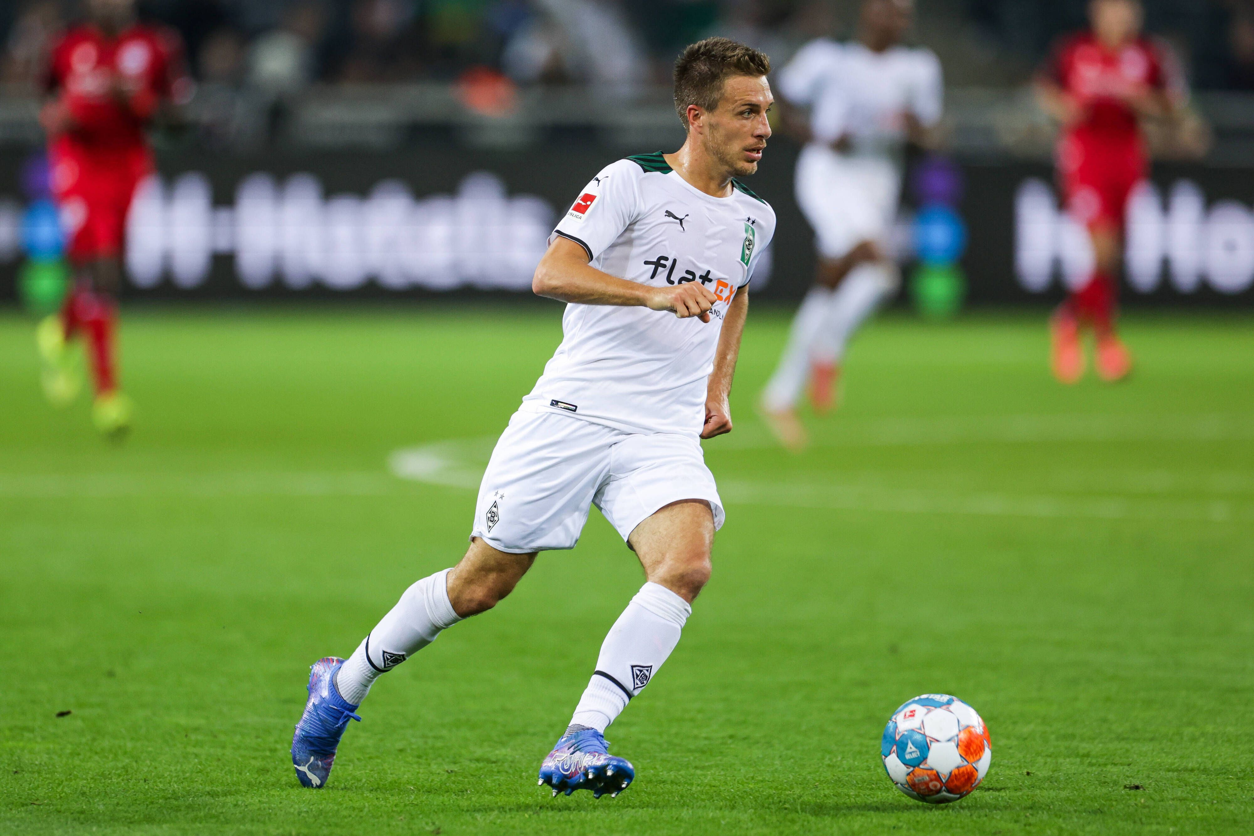 Patrick Herrmann, Profi bei Fußball-Bundesligist Borussia Mönchengladbach. Auf diesem Foto ist der Flügelspieler am 12. September 2021 im Borussia-Park zu sehen. Herrmann kontrolliert den Ball.