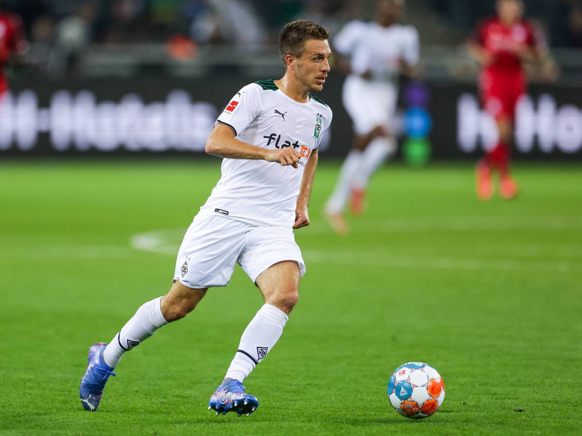 Patrick Herrmann, Profi bei Fußball-Bundesligist Borussia Mönchengladbach. Auf diesem Foto ist der Flügelspieler am 12. September 2021 im Borussia-Park zu sehen. Herrmann kontrolliert den Ball.