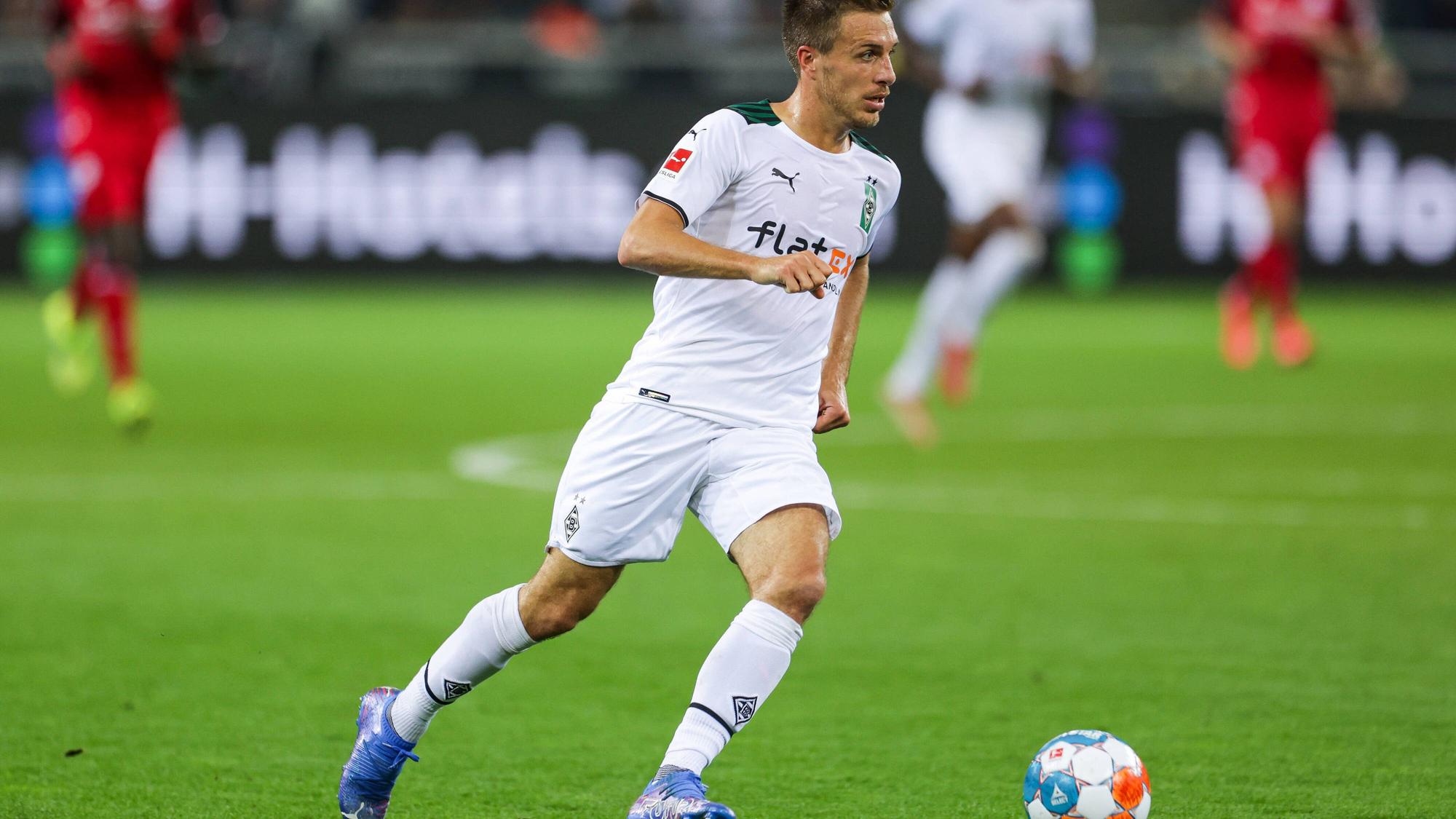 Patrick Herrmann, Profi bei Fußball-Bundesligist Borussia Mönchengladbach. Auf diesem Foto ist der Flügelspieler am 12. September 2021 im Borussia-Park zu sehen. Herrmann kontrolliert den Ball.