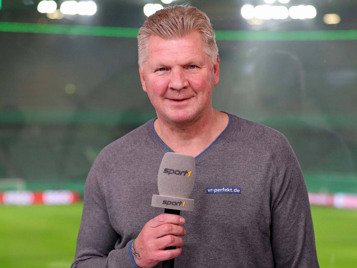 Ex-Gladbach-Spieler Stefan Effenberg arbeitet als TV-Experte für den Sender „Sport1“. Auf diesem Foto ist der ehemalige Nationalspieler am 3. Februar 2021 zu sehen. Effenberg hält das Mikro in der Hand und lächelt in die Kamera.