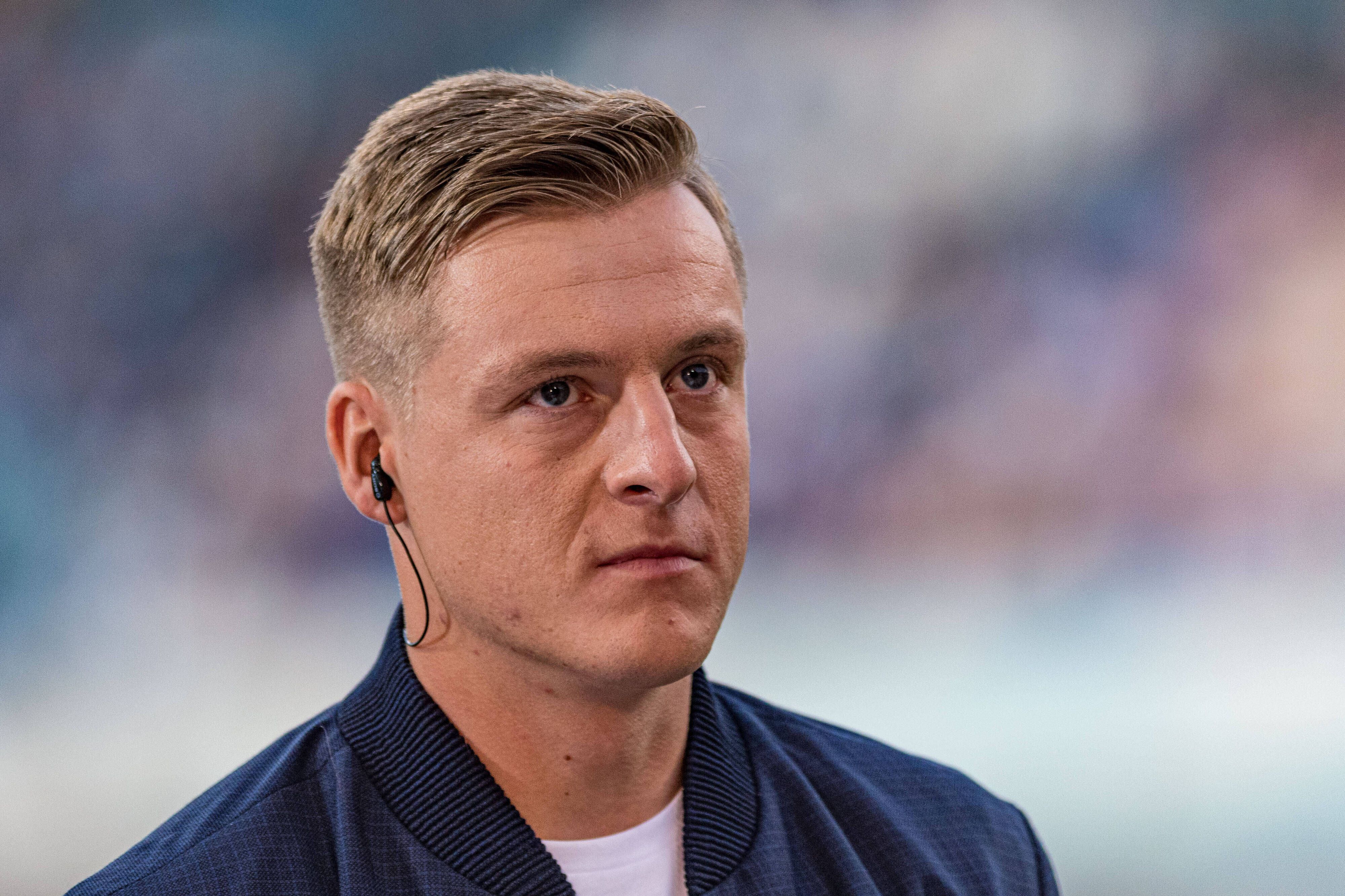 Ex-Fußball-Profi Felix Kroos, auf diesem Foto am 21. August 2021 zu sehen. Kroos hat einen Kopfhörer im rechten Ohr.