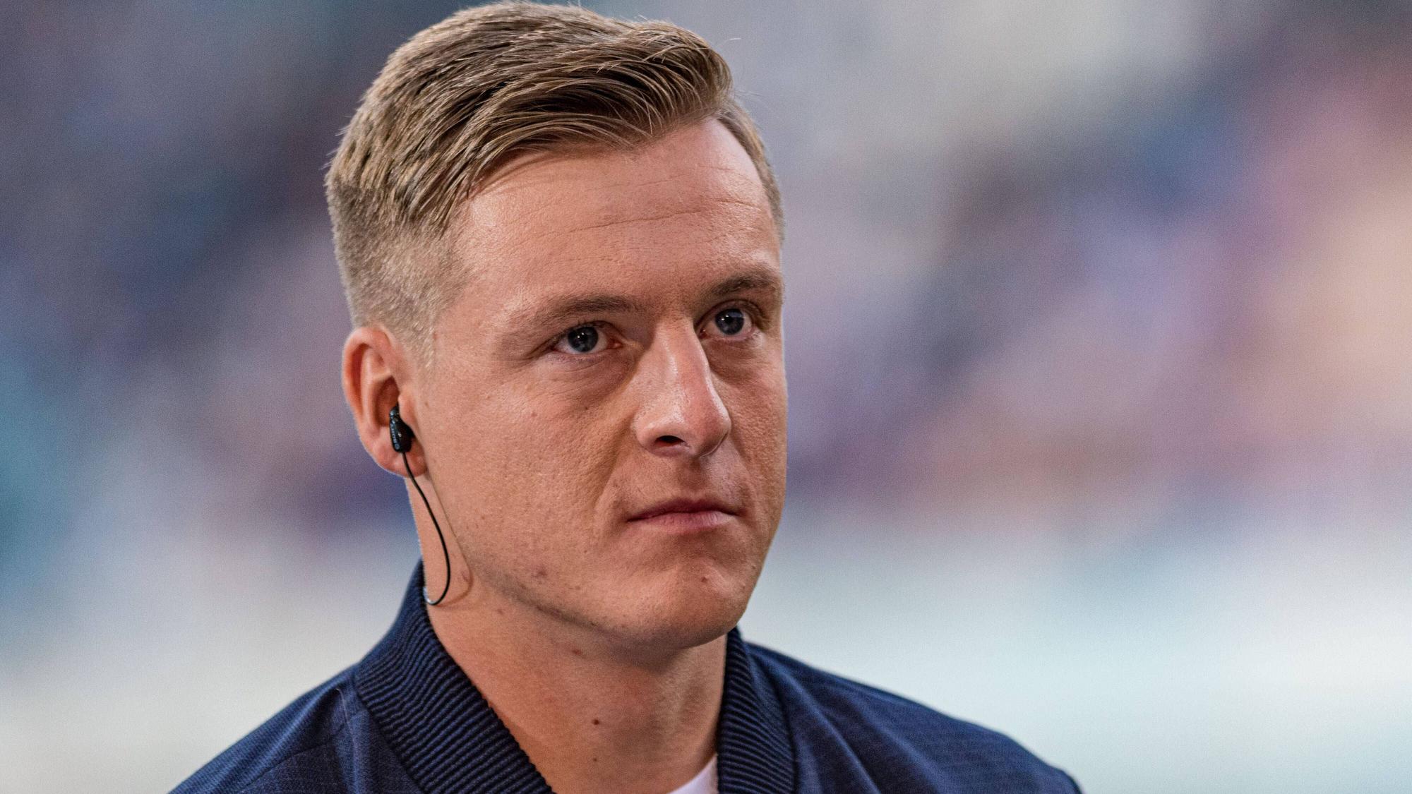 Ex-Fußball-Profi Felix Kroos, auf diesem Foto am 21. August 2021 zu sehen. Kroos hat einen Kopfhörer im rechten Ohr.
