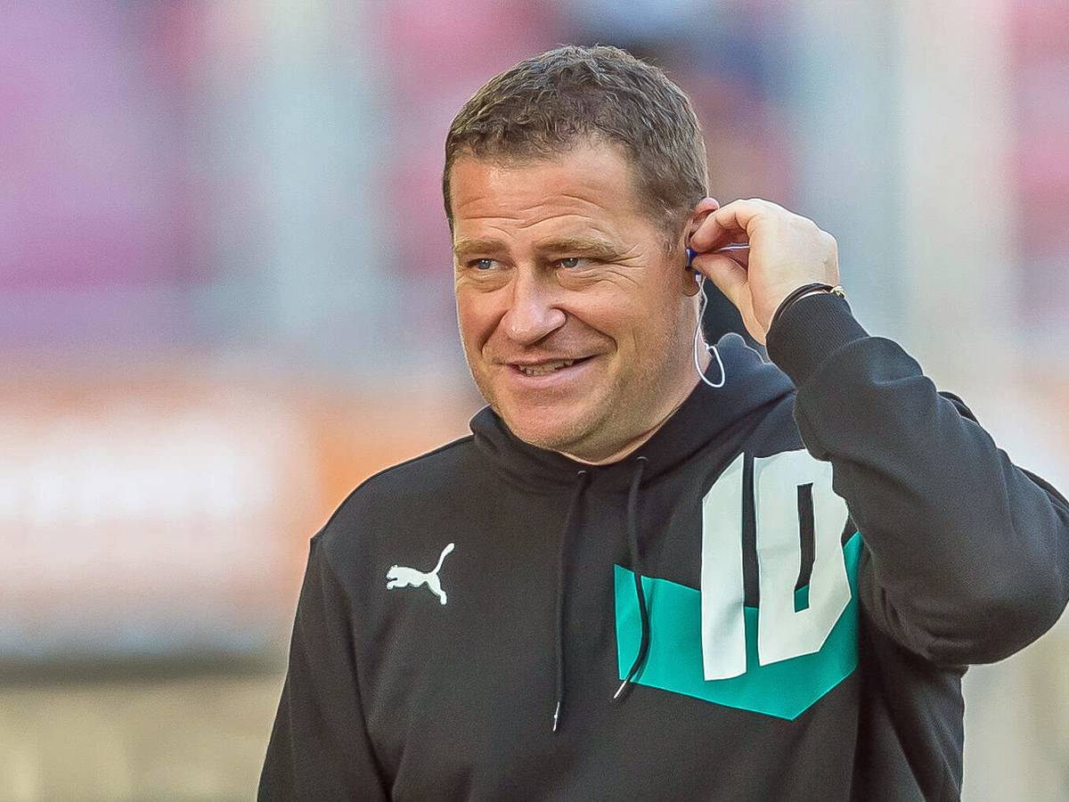 Gladbach-Manager Max Eberl. Auf diesem Foto ist der 47-Jährige am 18. September 2021 im Augsburger Stadion zu sehen. Eberl ist beim TV-Sender Sky zu Gast und bereitet sich auf ein Interview vor. In sein linkes Ohr steckt er einen Kopfhörer.