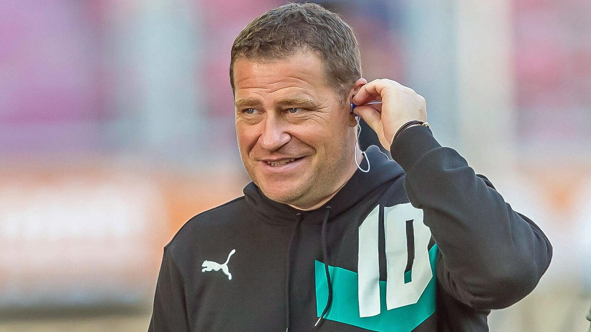 Gladbach-Manager Max Eberl. Auf diesem Foto ist der 47-Jährige am 18. September 2021 im Augsburger Stadion zu sehen. Eberl ist beim TV-Sender Sky zu Gast und bereitet sich auf ein Interview vor. In sein linkes Ohr steckt er einen Kopfhörer.