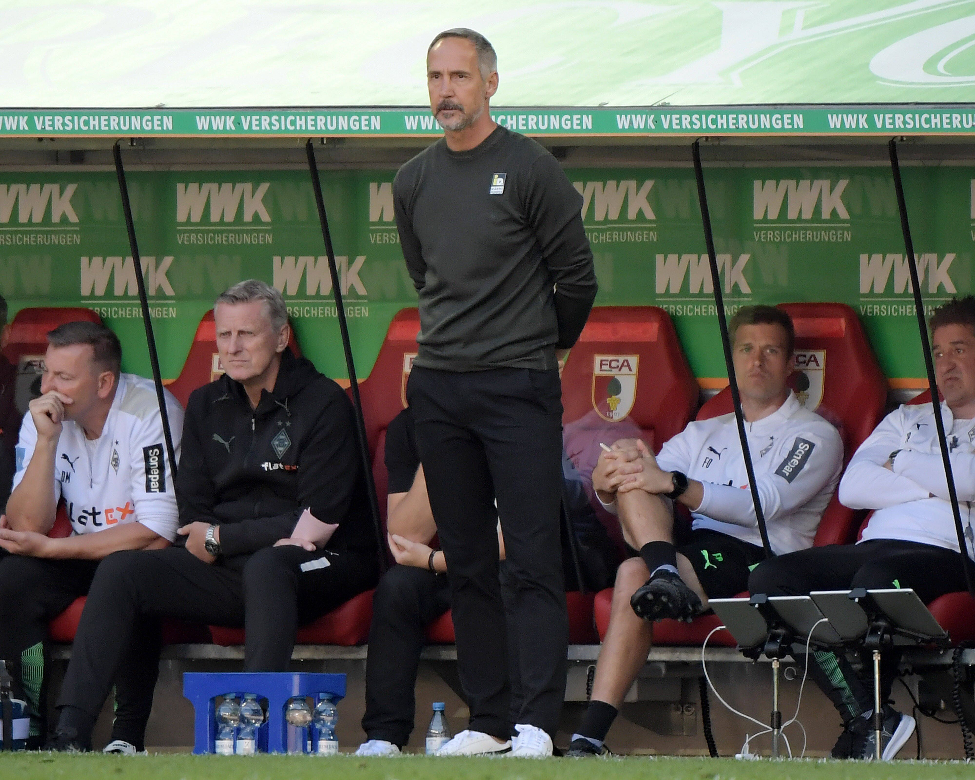 Adi Hütter, Trainer von Borussia Mönchengladbach, steht mit enttäuschtem Blick vor der Trainerbank im Auswärtsspiel beim FC Augsburg am 18. September 2021.