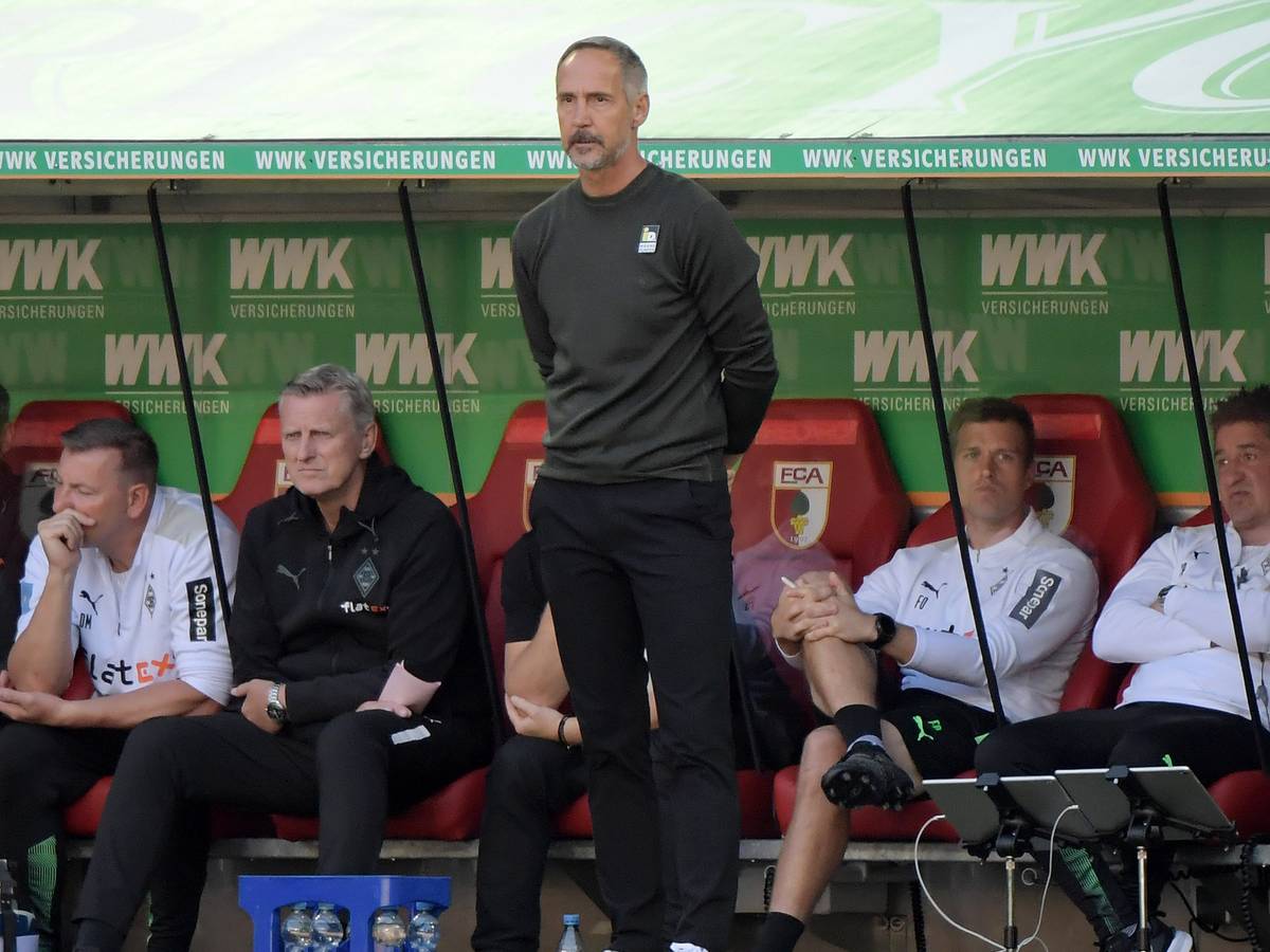 Adi Hütter, Trainer von Borussia Mönchengladbach, steht mit enttäuschtem Blick vor der Trainerbank im Auswärtsspiel beim FC Augsburg am 18. September 2021.